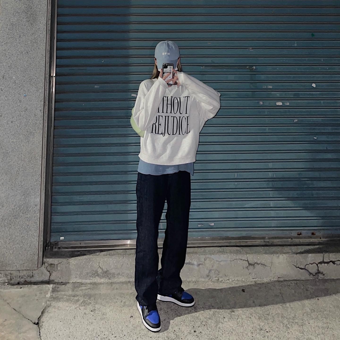 Jordan 1 Mid Black Hyper Royal, (GS) Jordan 1 Mid Black Hyper Royal 착용 스타일 - 2