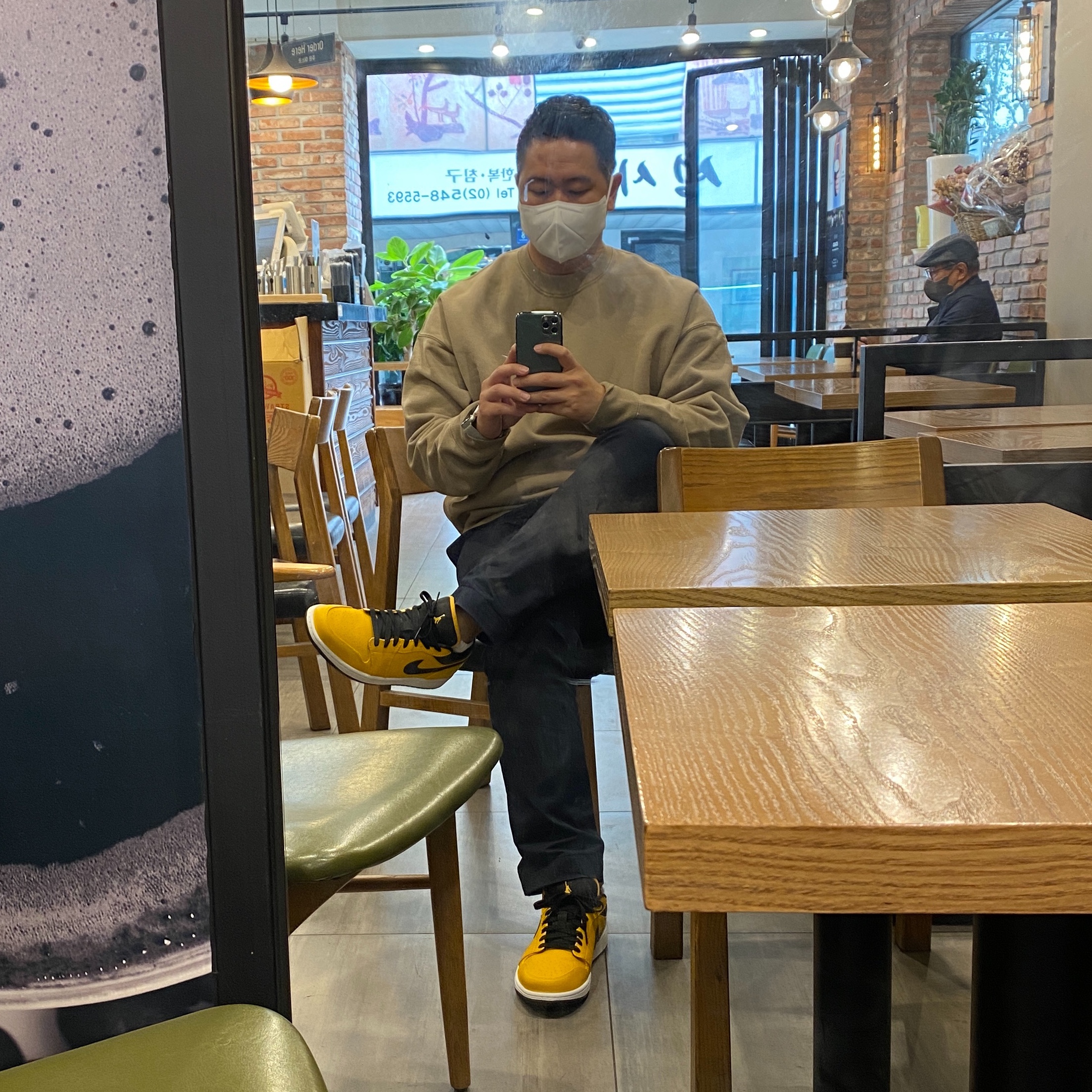 Jordan 1 Low University Gold Black, Nike NRG Solo Swoosh Crew Fleece Khaki - Asia 착용 스타일