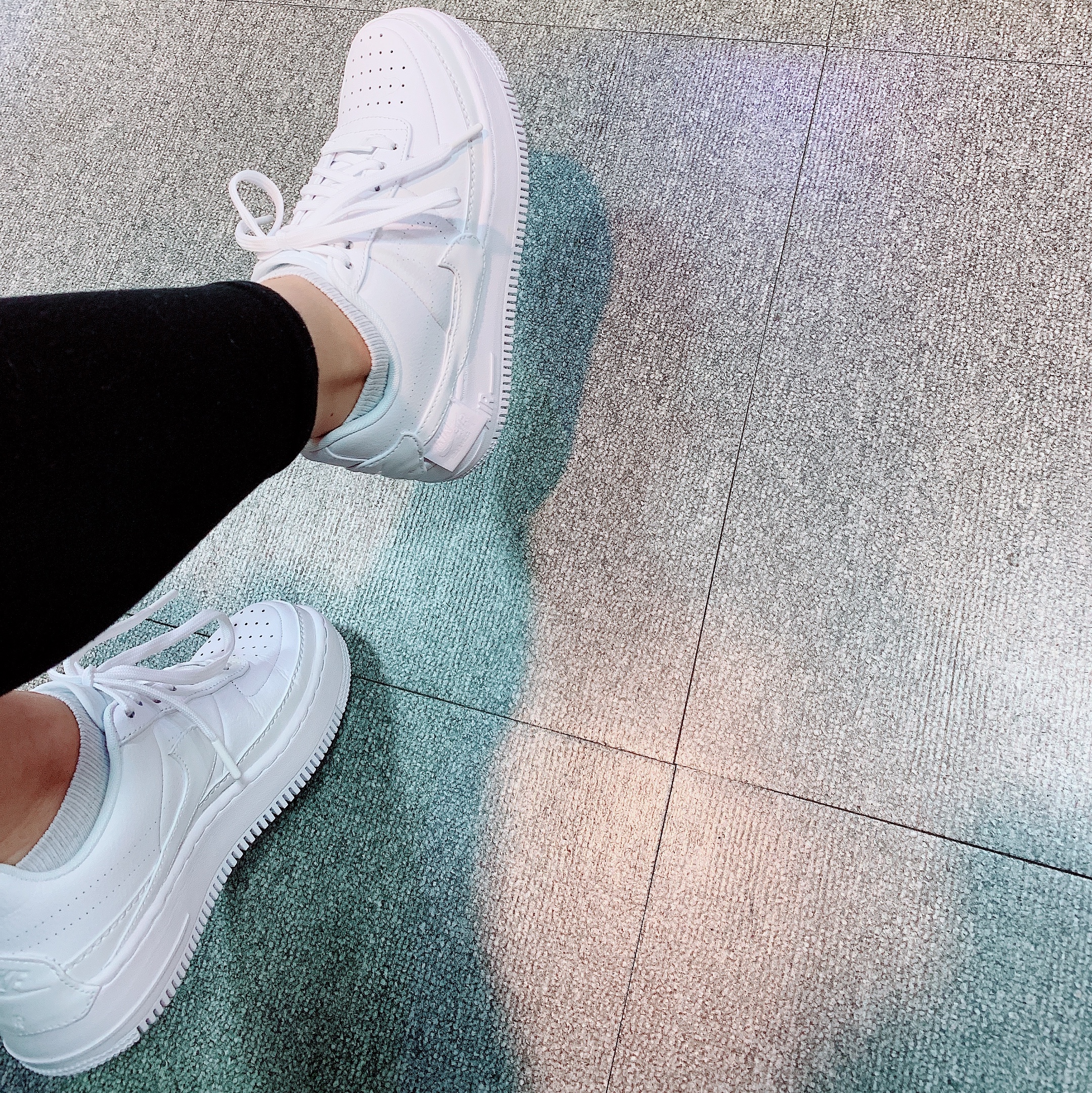 (W) Nike Air Force 1 Jester XX Triple White 착용 스타일 - 1