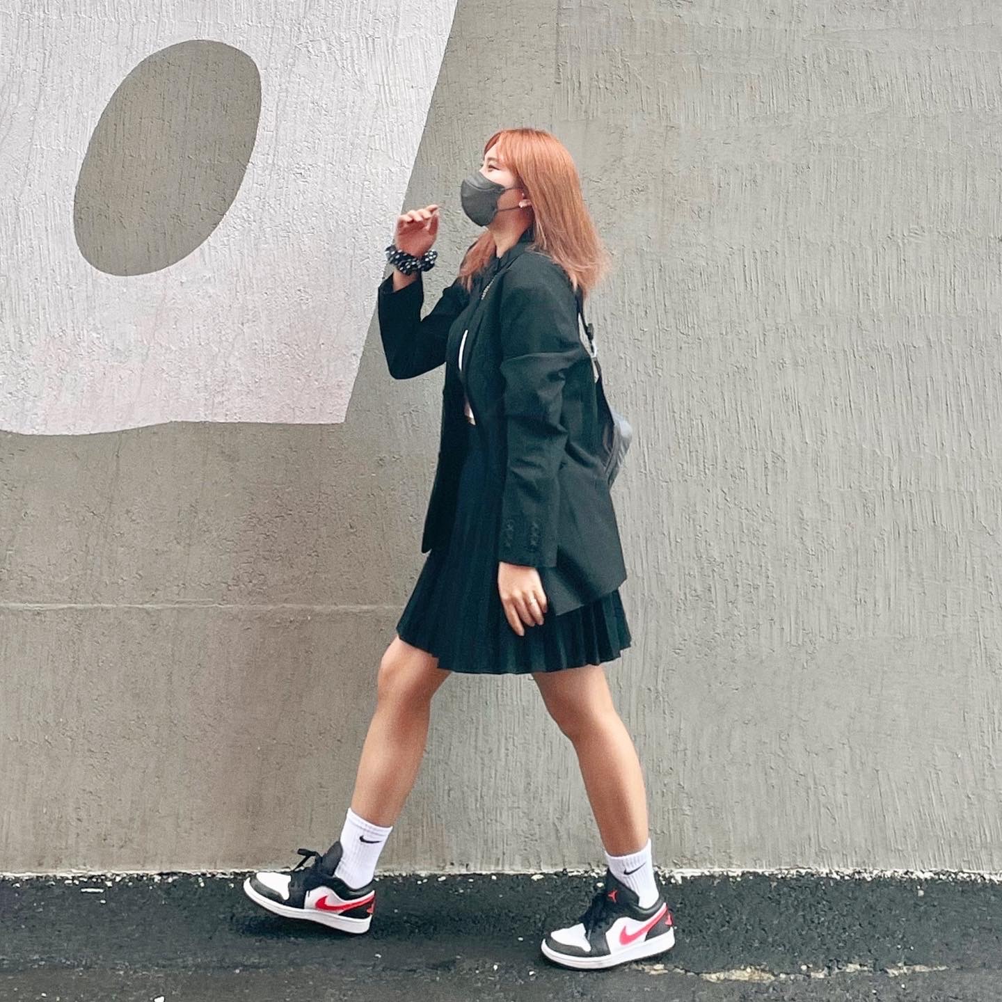 (W) Jordan 1 Low Black Siren Red 착용 스타일 - 1