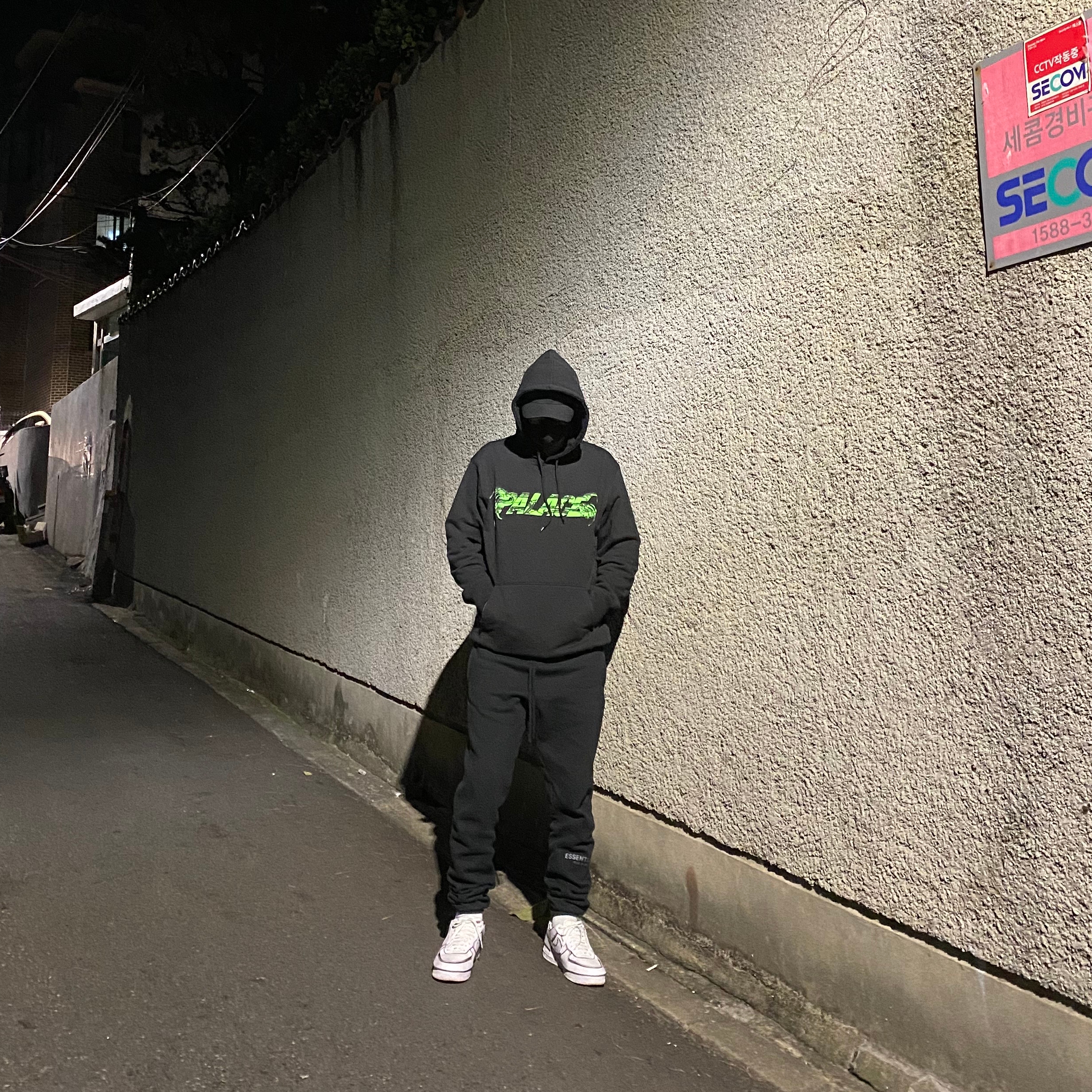Palace Tri-Me Hood Black - 21SS, Essentials Sweatpants Dark Slate/Black 2020 착용 스타일 - 3