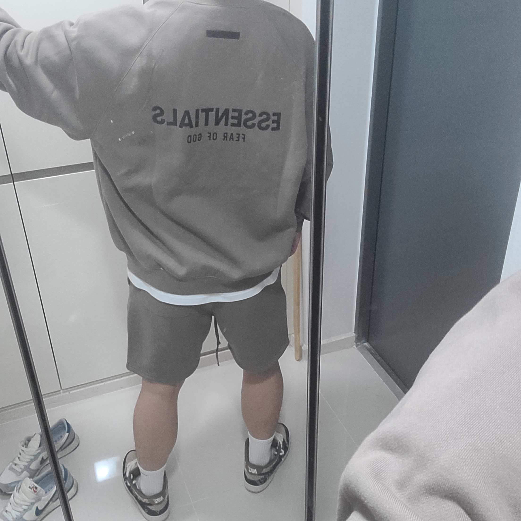 Essentials Pull-Over Crewneck Sweatshirt Taupe - 21SS, Essentials Sweatshorts Taupe - 21SS 착용 스타일 - 2