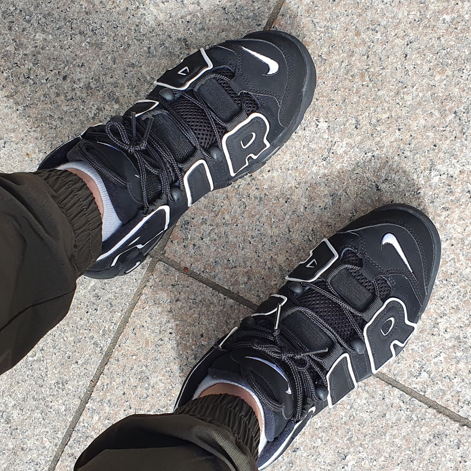 Nike Air More Uptempo Black White 2020 착용 스타일 - 3