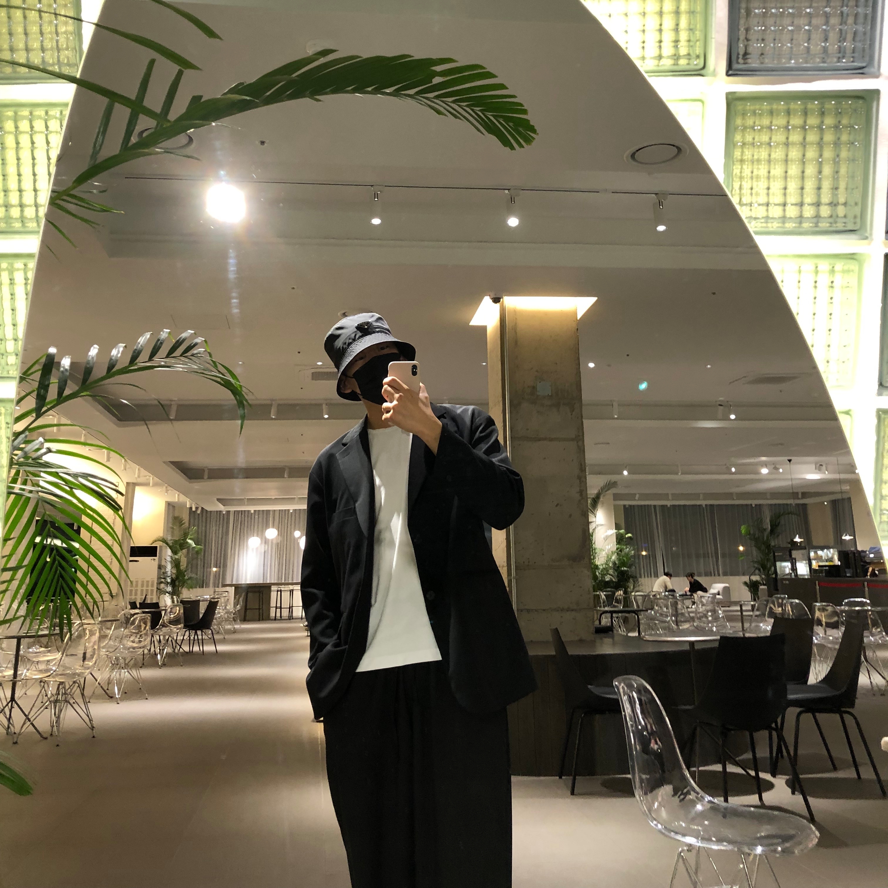 Prada Re-Nylon Bucket Hat Black, Balenciaga Track Sneakers Grey White 2019 착용 스타일 - 3