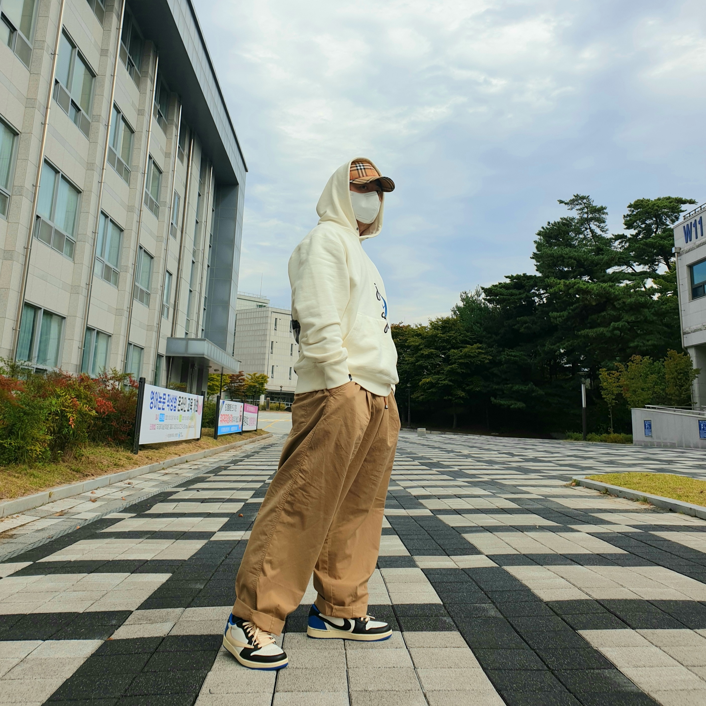 Jordan x Travis Scott x Fragment Hoodie Black (DJ0616-010), Jordan 1 x Travis Scott x Fragment Retro Low OG SP Military Blue 착용 스타일