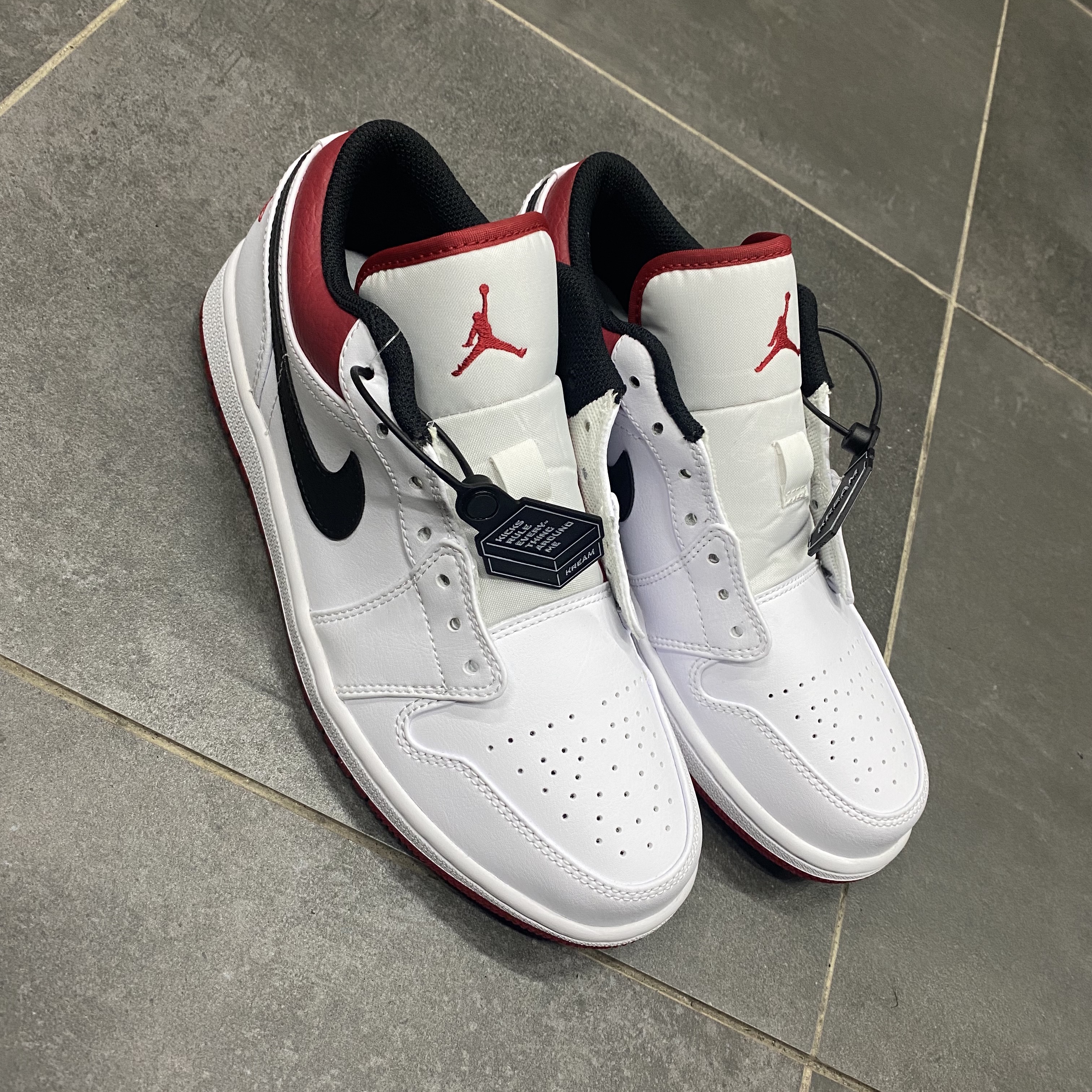 Jordan 1 Low White Red Black 착용 스타일 - 4