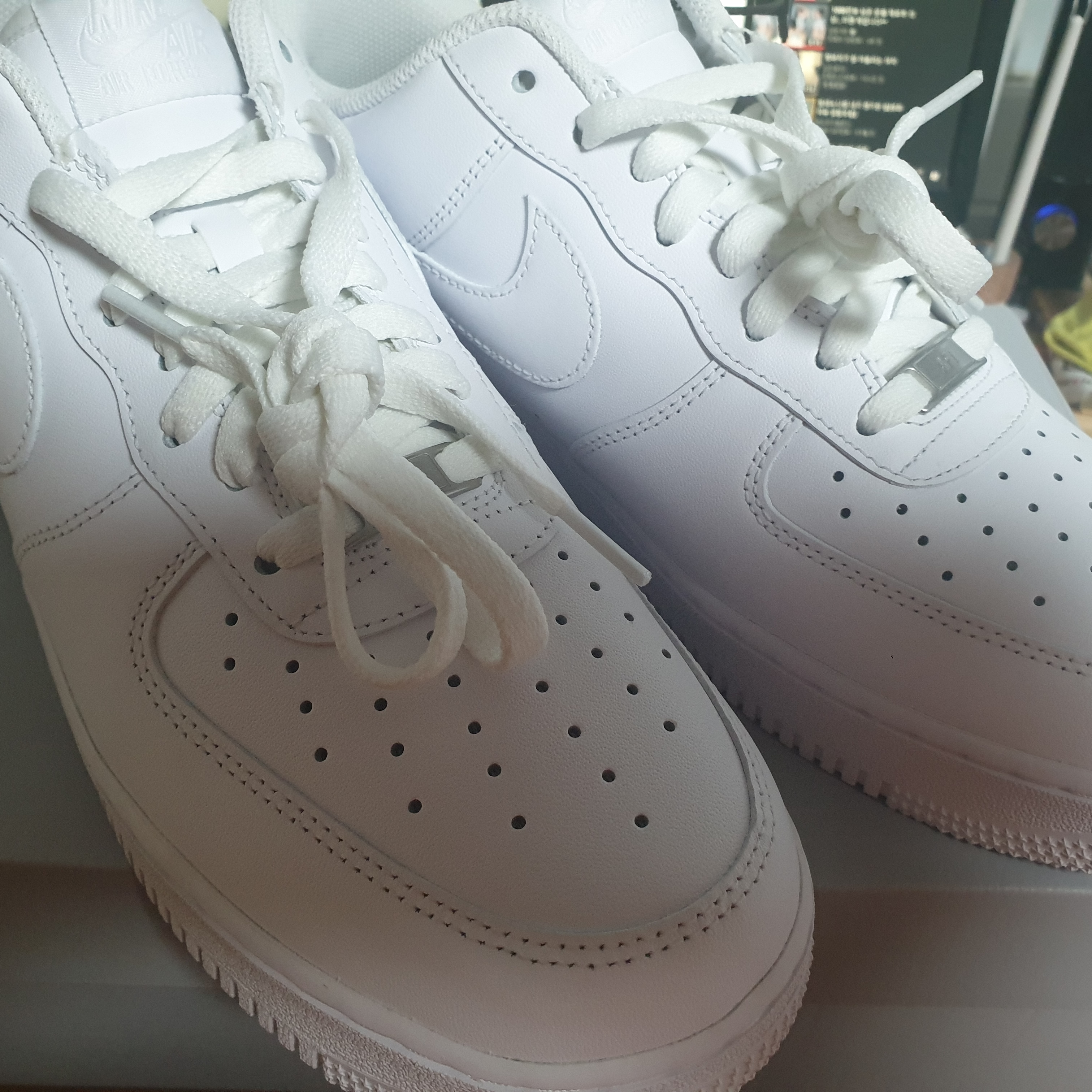Jordan 1 Mid Gym Red Black White, Nike Air Force 1 '07 Low White 착용 스타일 - 4