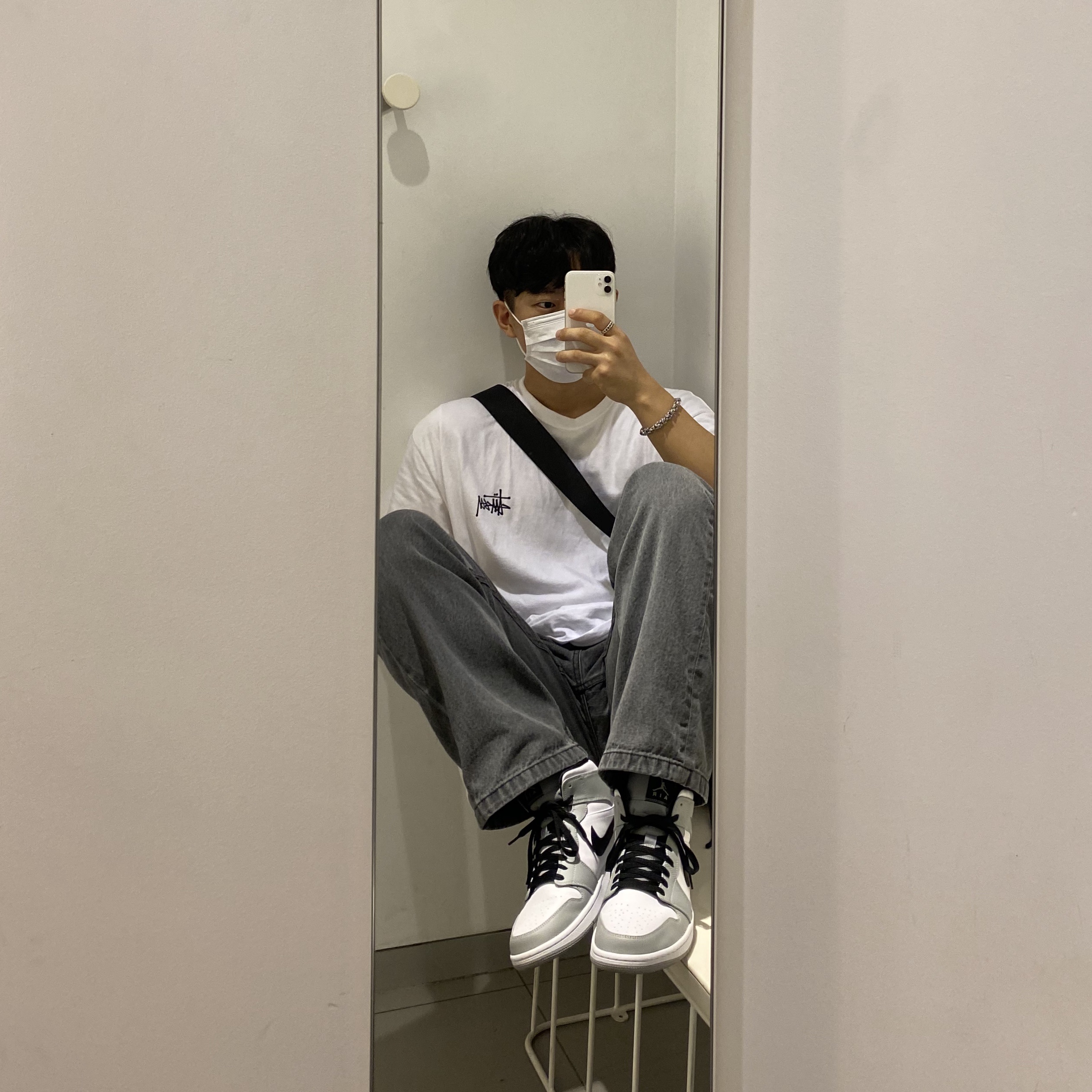 Jordan 1 Mid Light Smoke Grey, Stussy Basic Stussy T-Shirt White 2021 착용 스타일