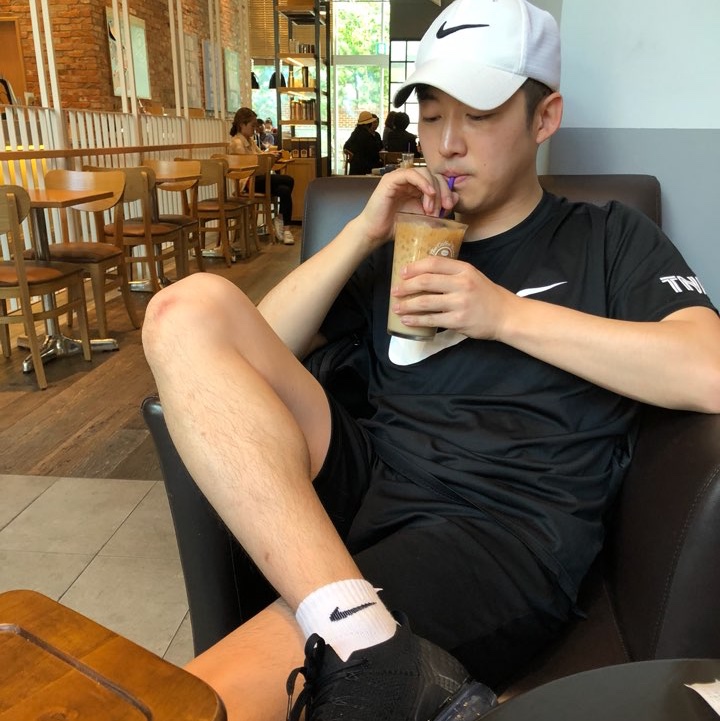Nike Air VaporMax Flyknit 2 Black White 착용 스타일 - 2
