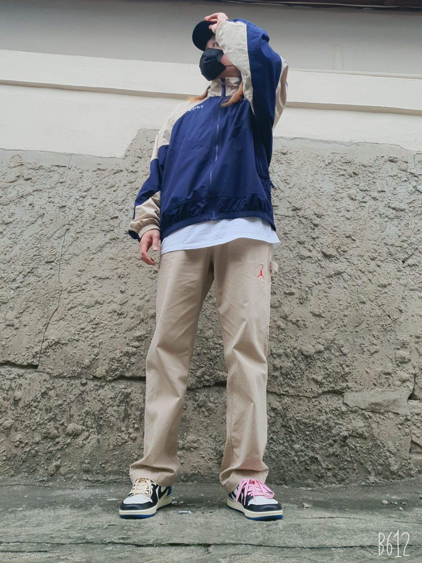 Jordan 1 x Travis Scott x Fragment Retro Low OG SP Military Blue, Stussy Bouquet T-Shirt White 착용 스타일 - 1