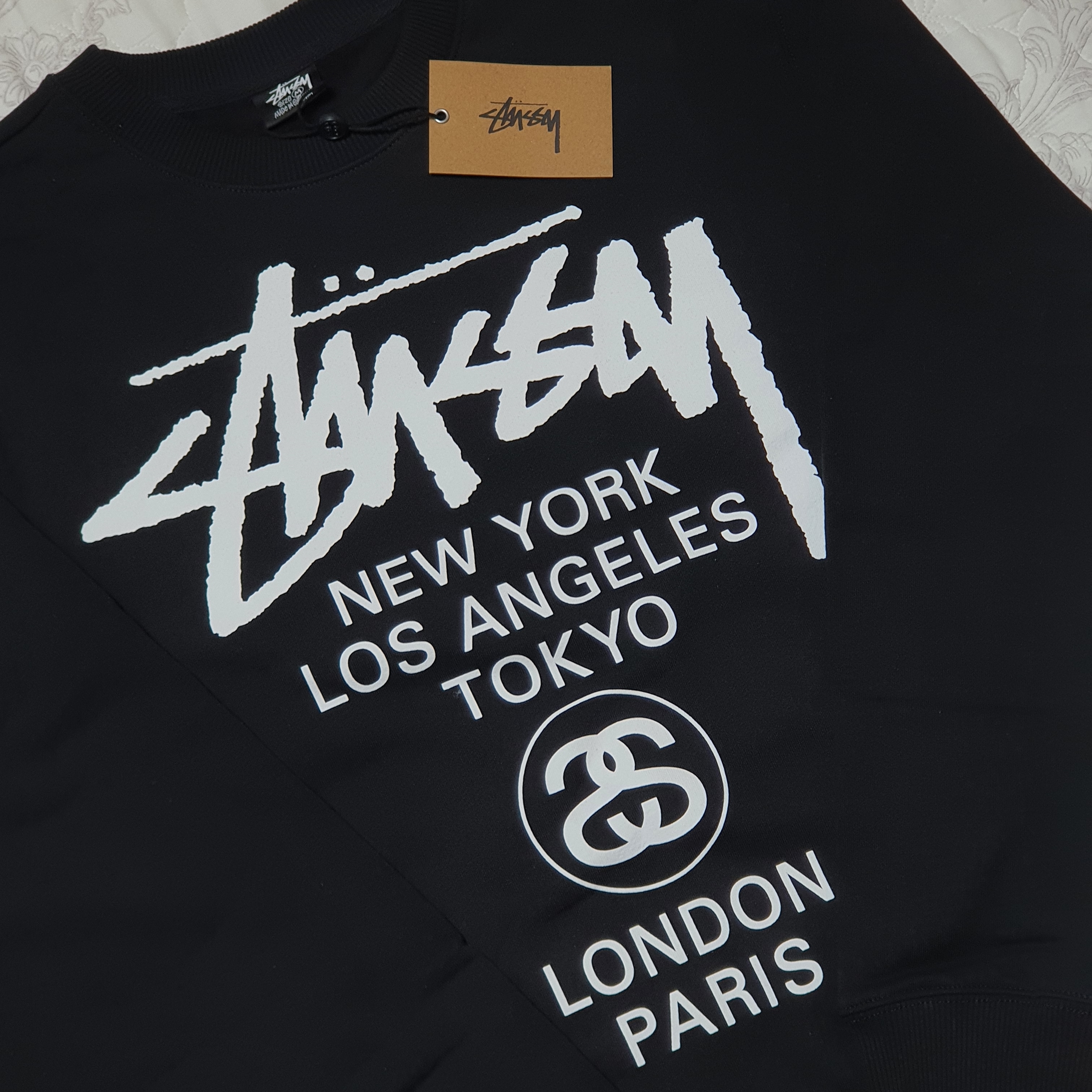 Stussy World Tour Crew Black 2021 착용 스타일 - 1