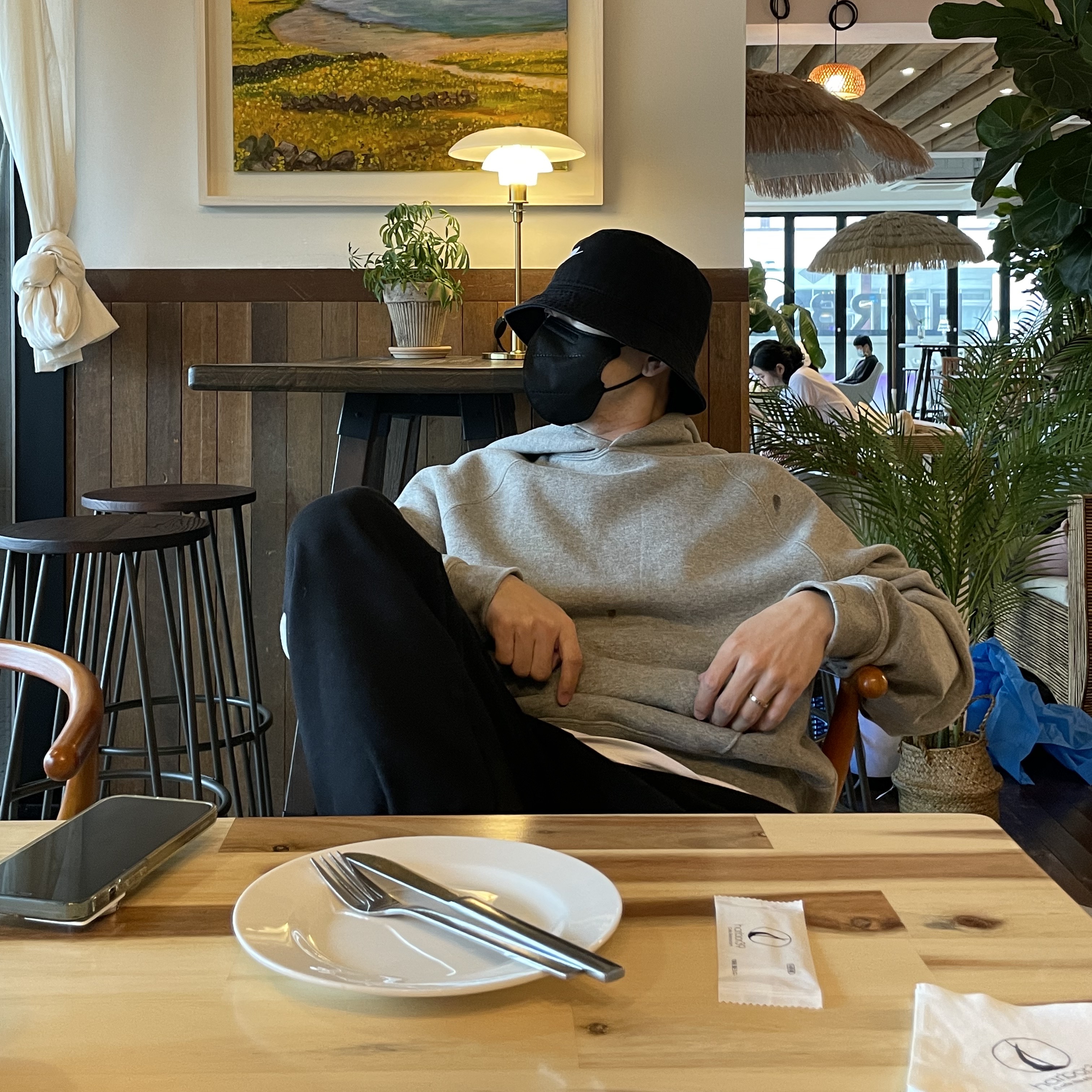 Converse Run Star Hike Hi Black White Gum, Essentials Pull-Over Hoodie Heather Oatmeal - 21SS 착용 스타일 - 3