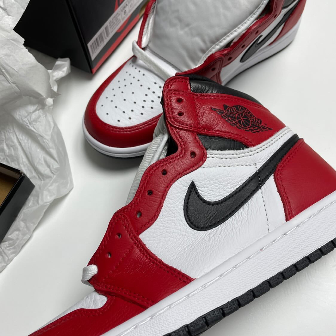 Jordan 1 Retro High OG Light Fusion Red, Jordan 1 Retro High OG Volt Gold 착용 스타일 - 1