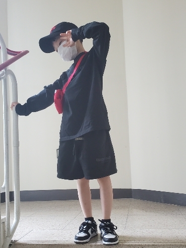 (Kids) Essentials Long Sleeve T-Shirt Black - 21SS, (Kids) Essentials Sweatshorts Black - 21SS 착용 스타일 - 1
