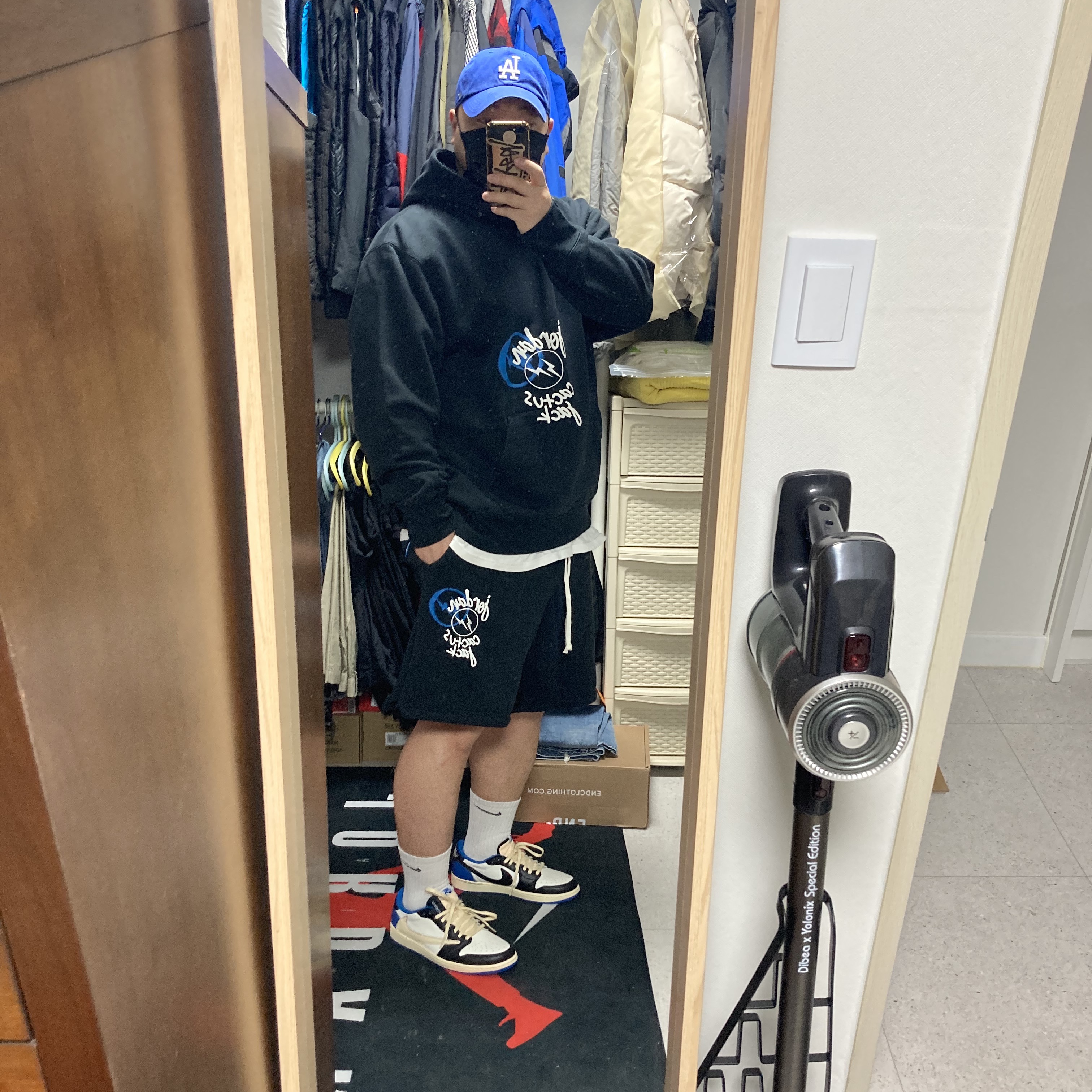 Jordan 1 x Travis Scott x Fragment Retro Low OG SP Military Blue, Jordan x Travis Scott x Fragment Hoodie Black (DJ0615-010) 착용 스타일