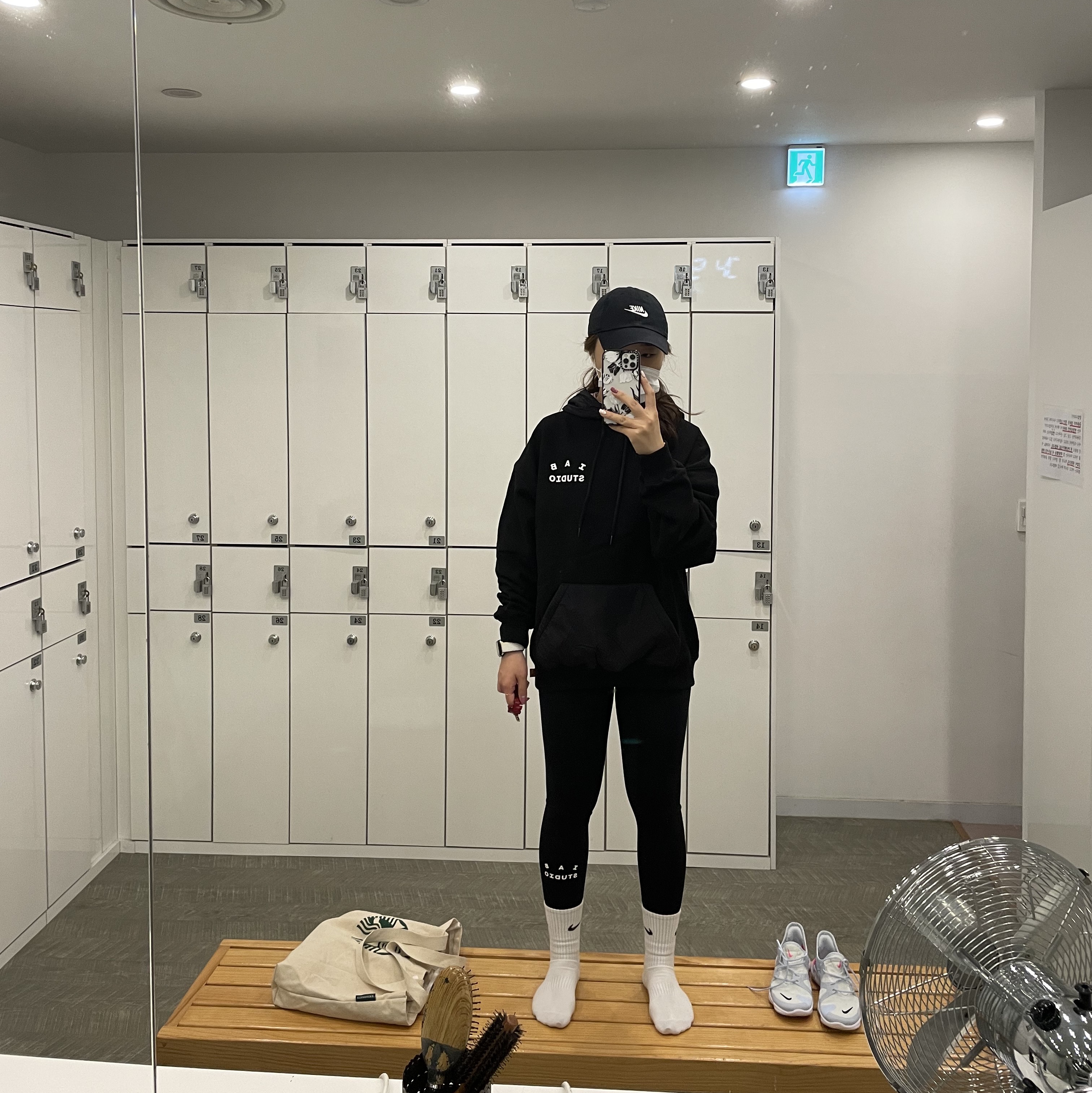 IAB Studio Woven Hoodie Black, (W) IAB Studio Leggings Black 착용 스타일