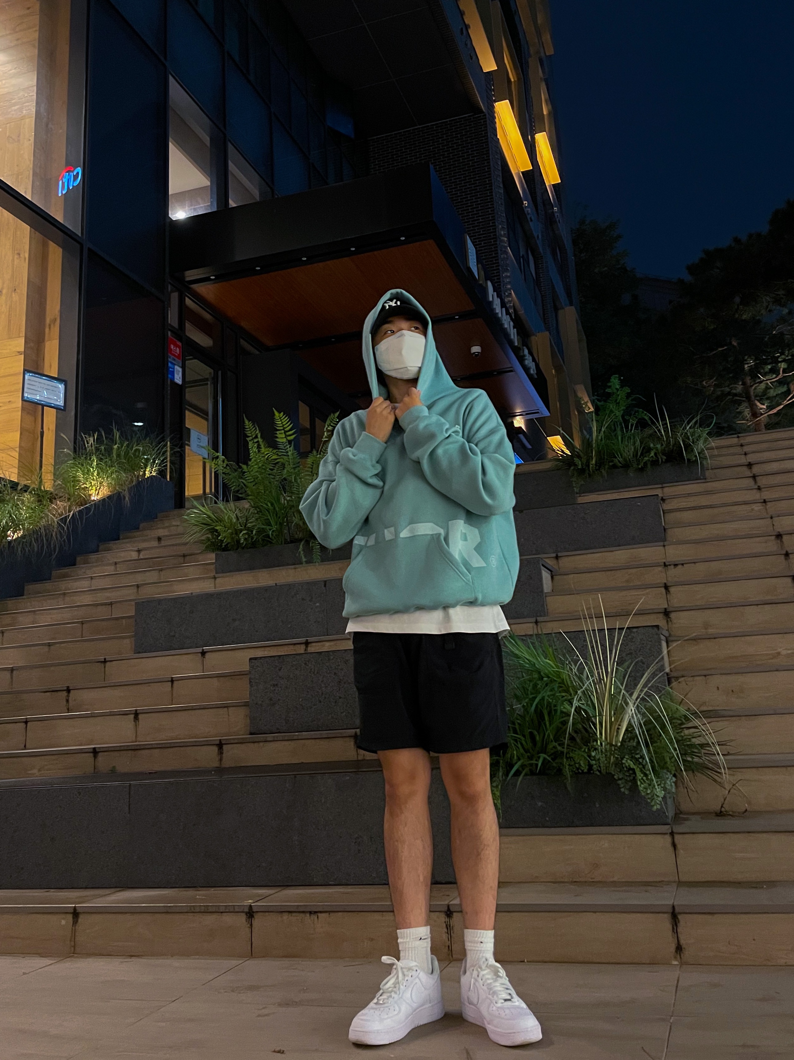 IAB Studio x Thor Hoodie Ash Green, Nike Air Force 1 '07 Low White 착용 스타일