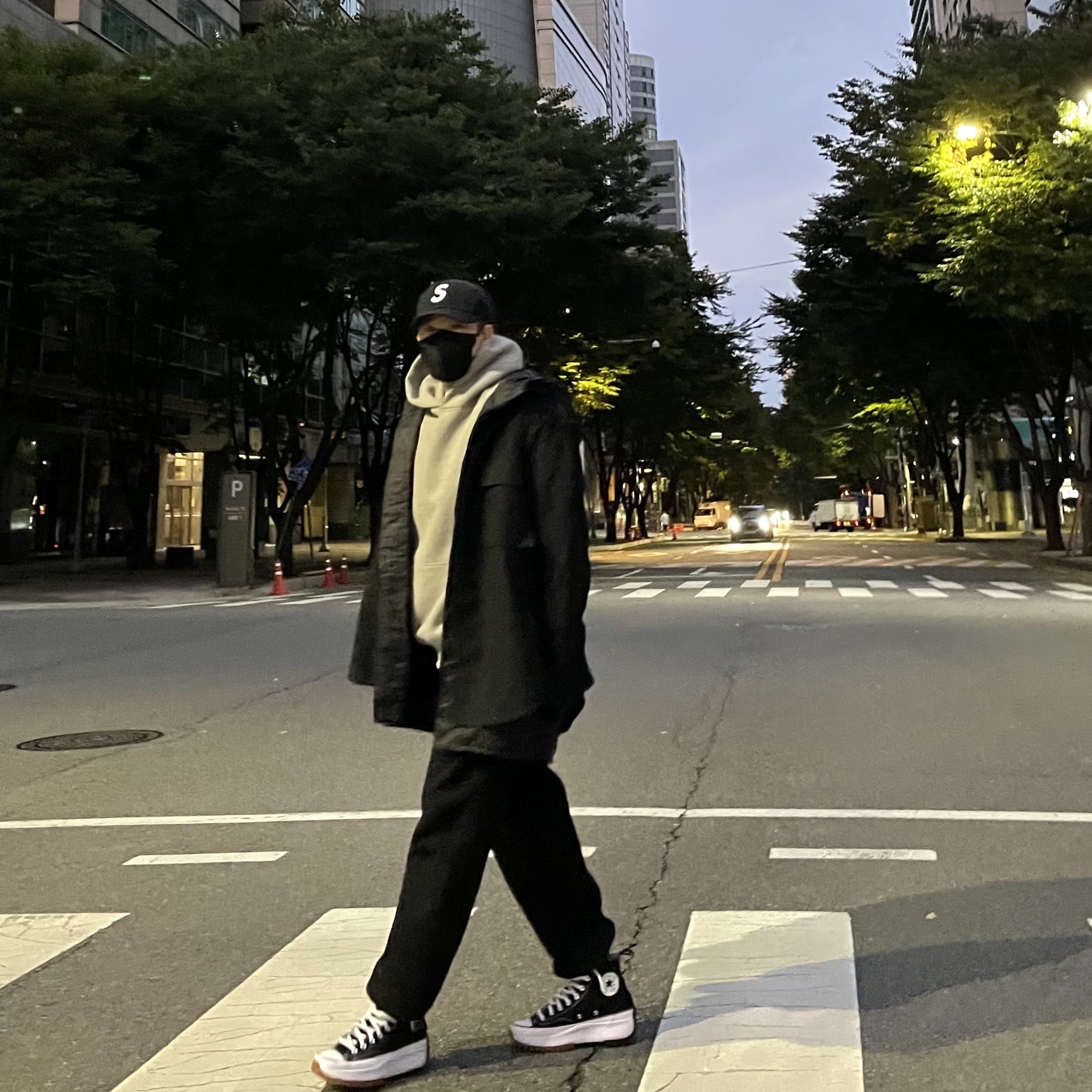 Converse Run Star Hike Hi Black White Gum, Essentials Pull-Over Hoodie Heather Oatmeal - 21SS 착용 스타일 - 3