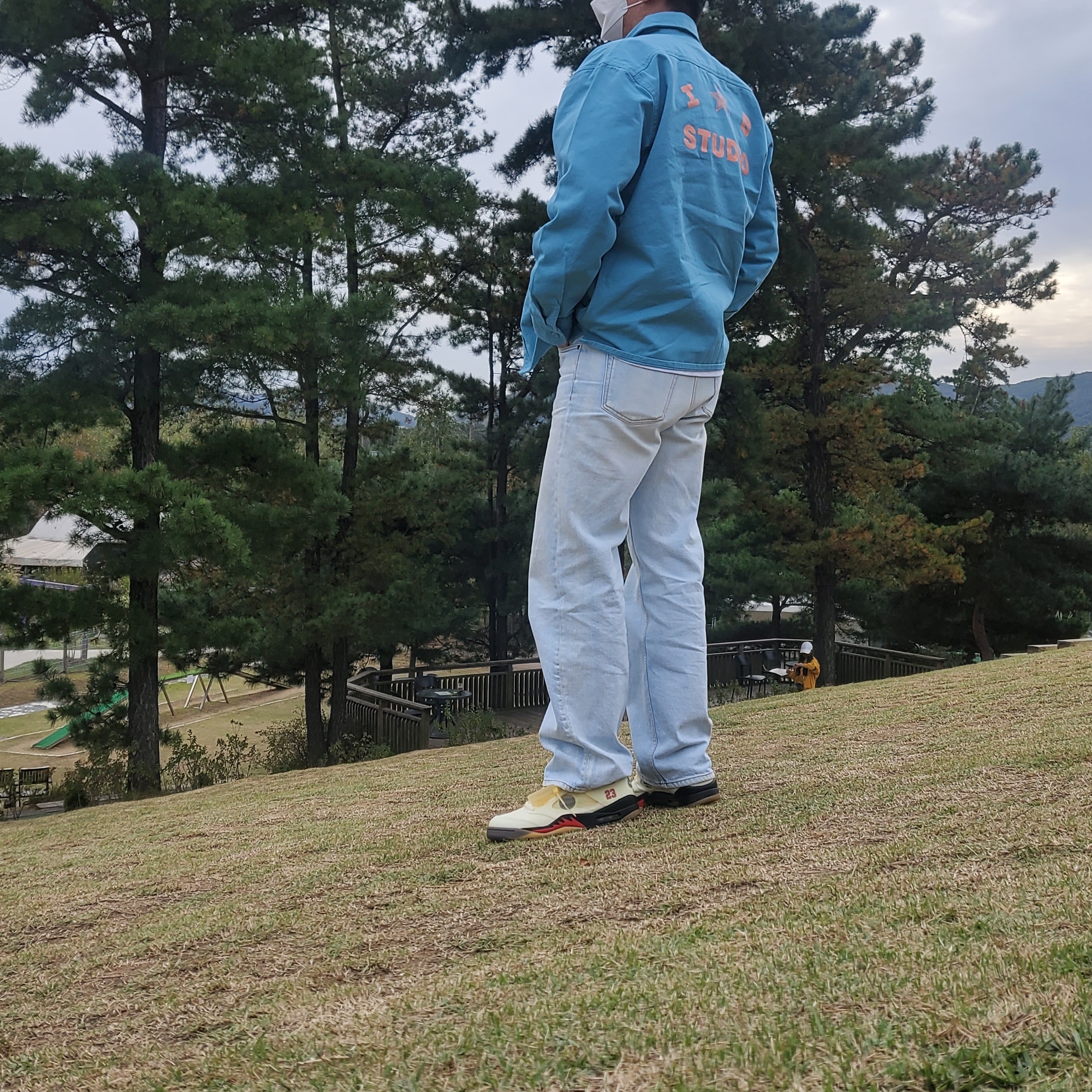 Jordan 5 x Off-White Retro SP Sail Fire Red, IAB Studio x Obey Bold Shirt Jacket Blue 착용 스타일