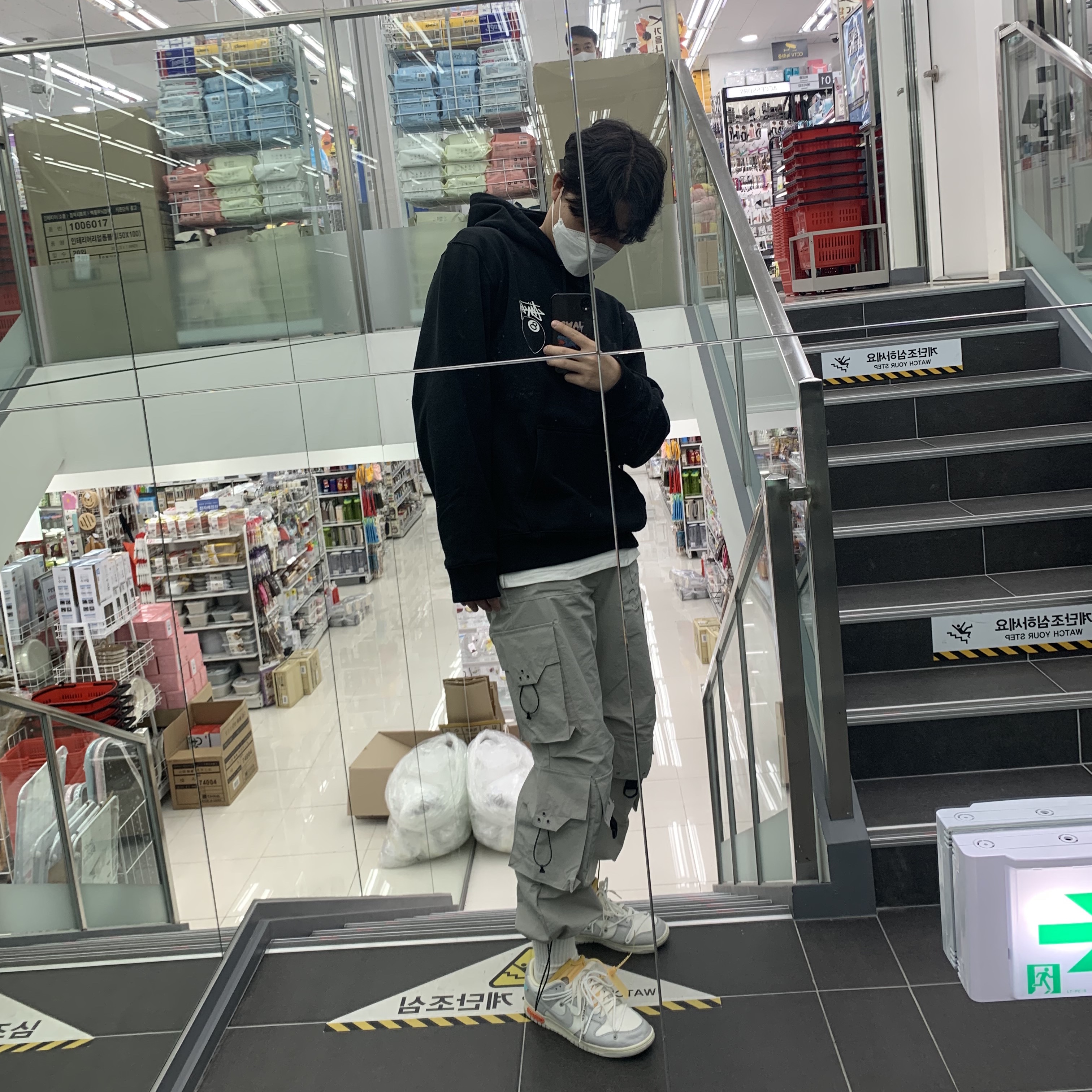 Stussy 8 Ball Hoodie Black - 21FW, Nike x Off-White Dunk Low The 50 - Lot 46 착용 스타일 - 1