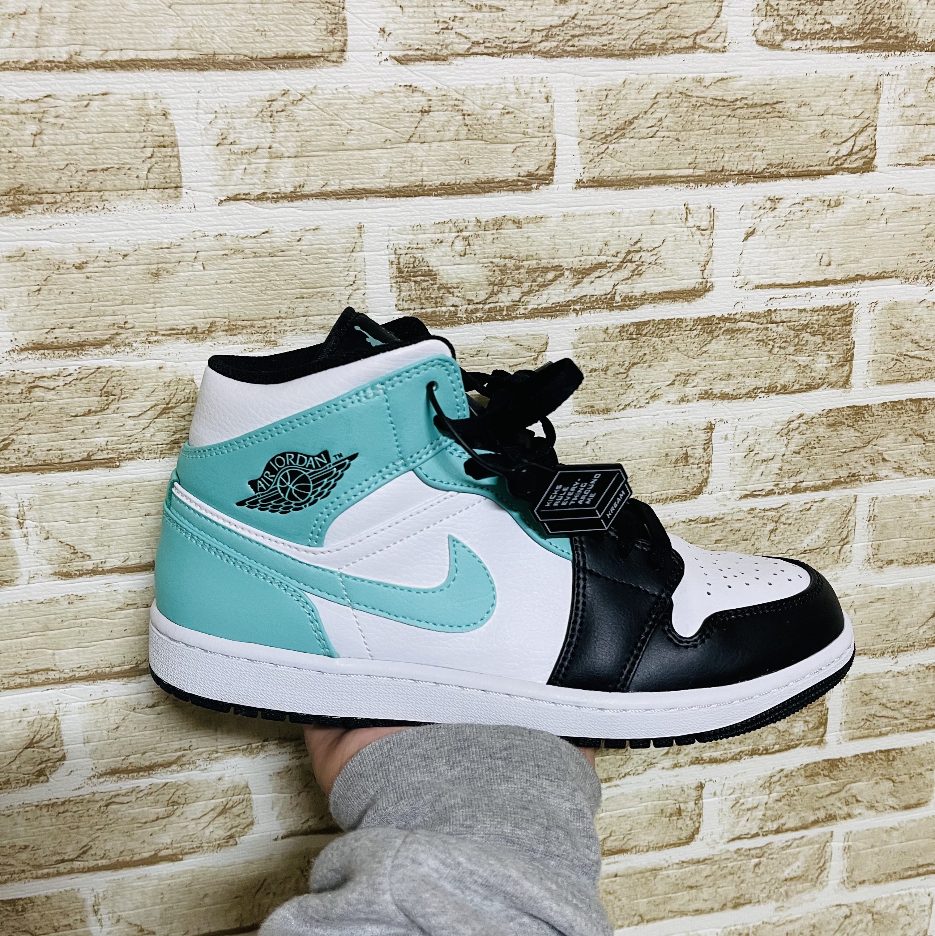 Jordan 1 Mid Tropical Twist 착용 스타일