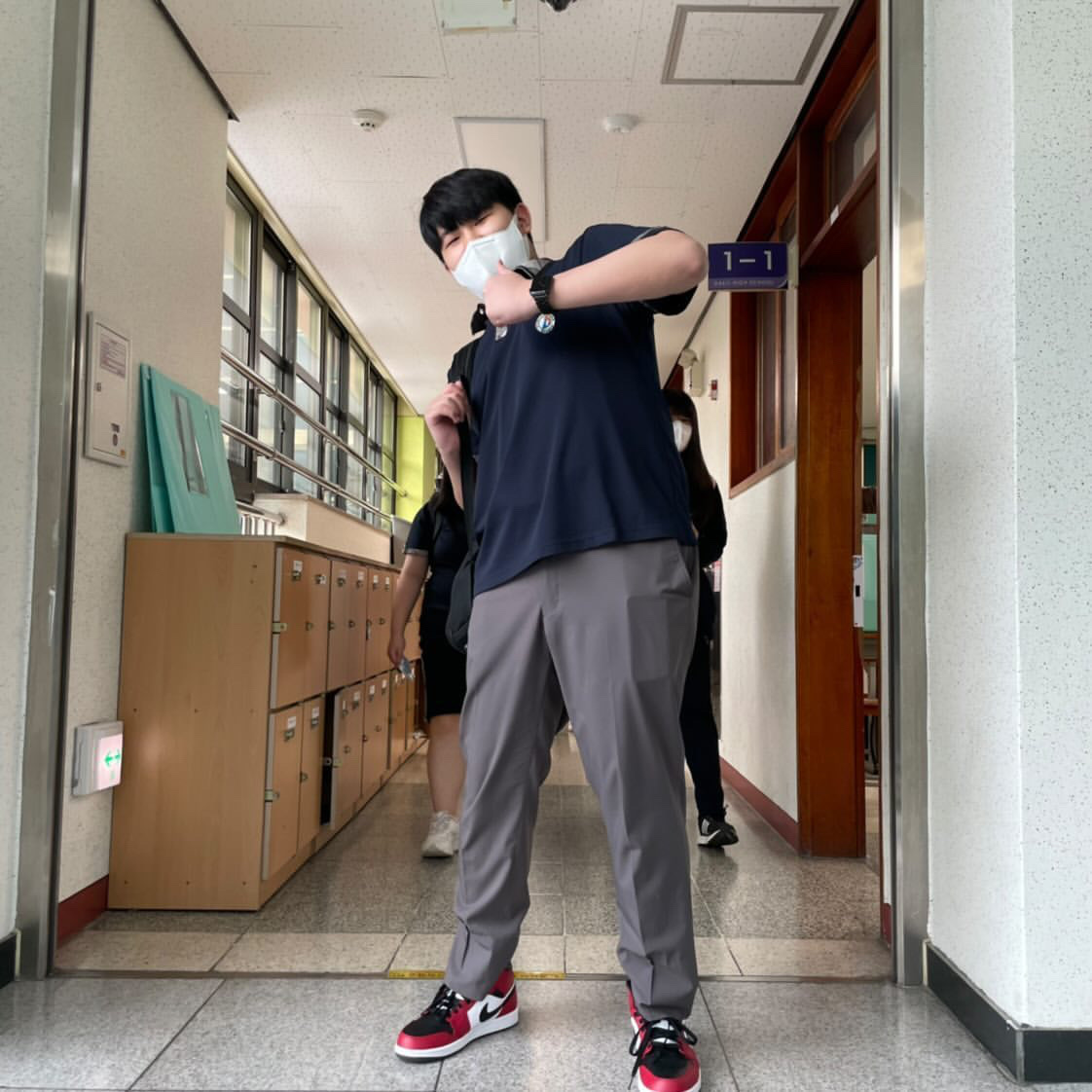 Jordan 1 Mid Chicago Black Toe 착용 스타일 - 2