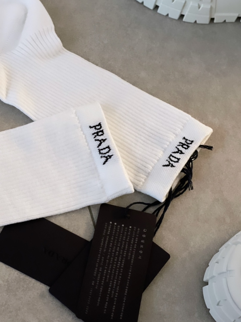 (W) Prada Wheel Re-Nylon Gabardine Low Sneakers White 착용 스타일 - 2