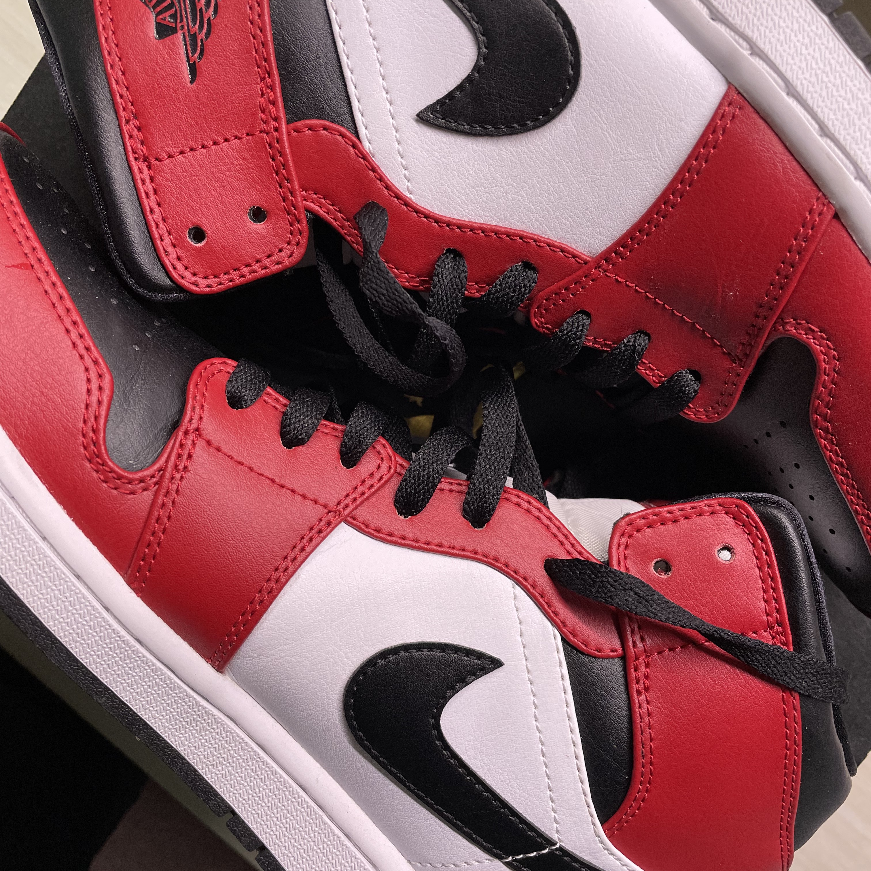 Jordan 1 Mid Chicago Black Toe 착용 스타일 - 1
