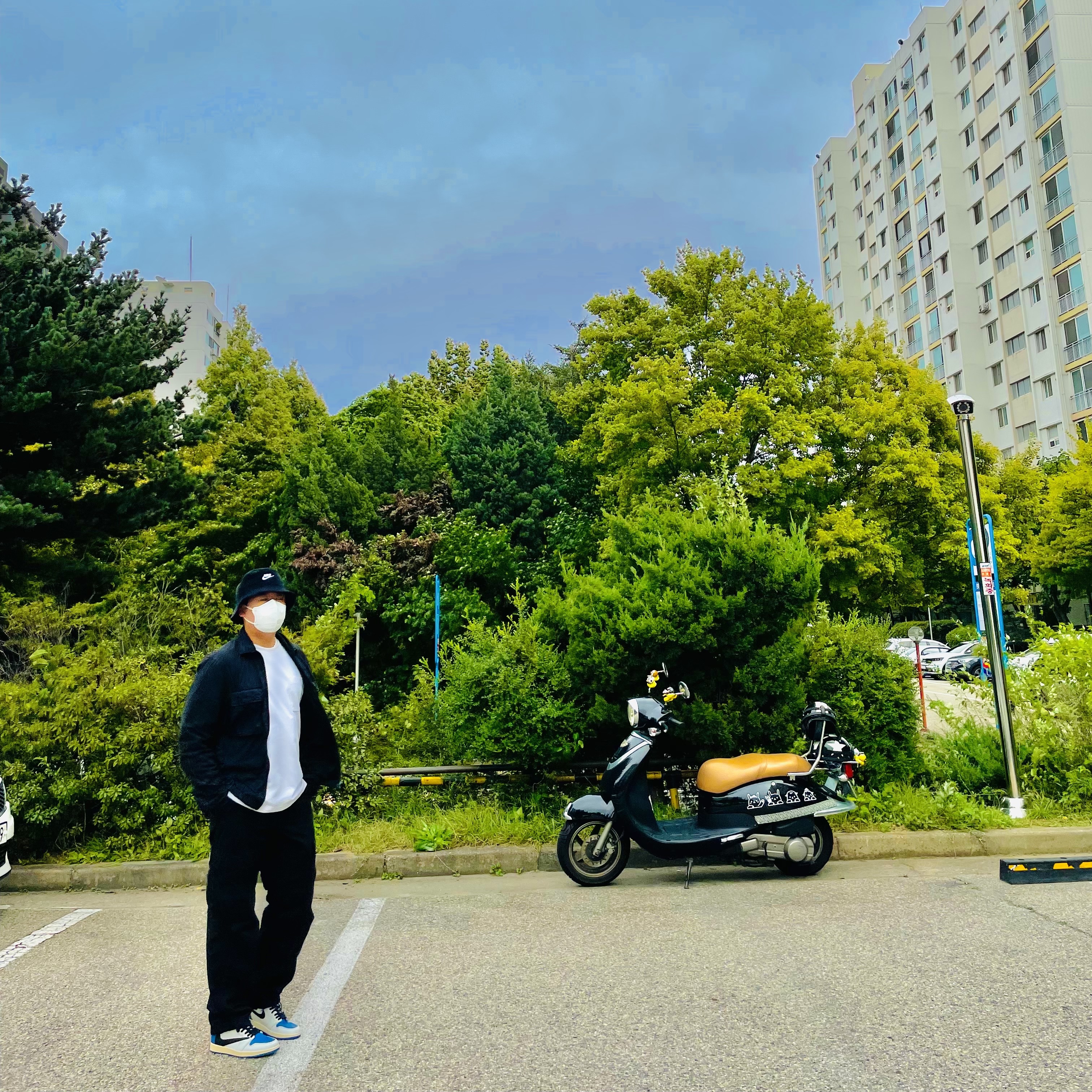 Jordan 1 x Travis Scott x Fragment Retro High OG SP Military Blue, Nike Futura Corduroy Bucket Black 착용 스타일 - 1