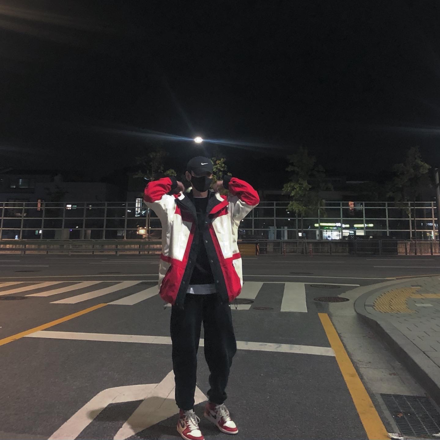 Supreme x The North Face Expedition Jacket White - 18FW, Jordan 1 Retro High OG Defiant SB LA to Chicago 착용 스타일 - 1