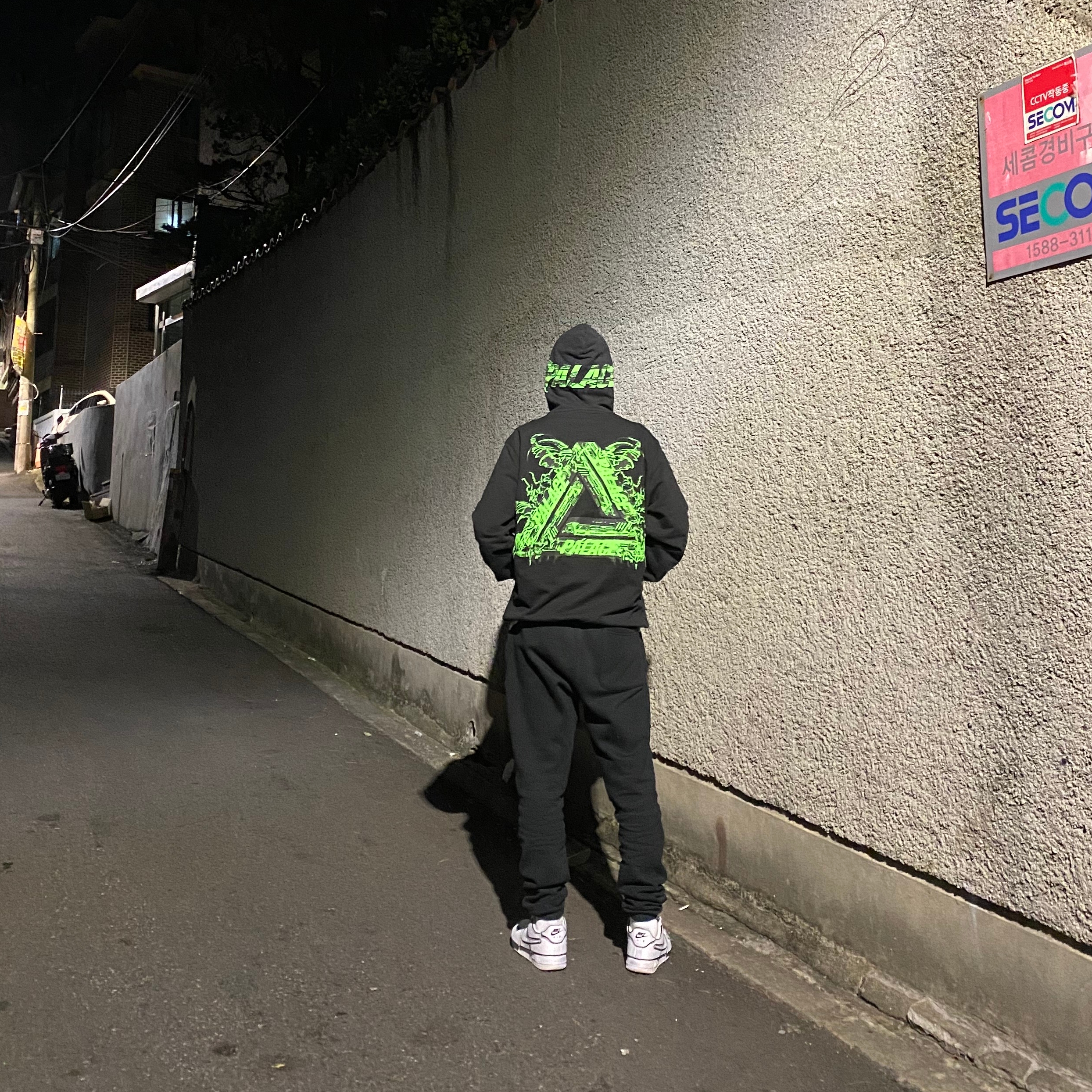 Palace Tri-Me Hood Black - 21SS, Essentials Sweatpants Dark Slate/Black 2020 착용 스타일 - 1