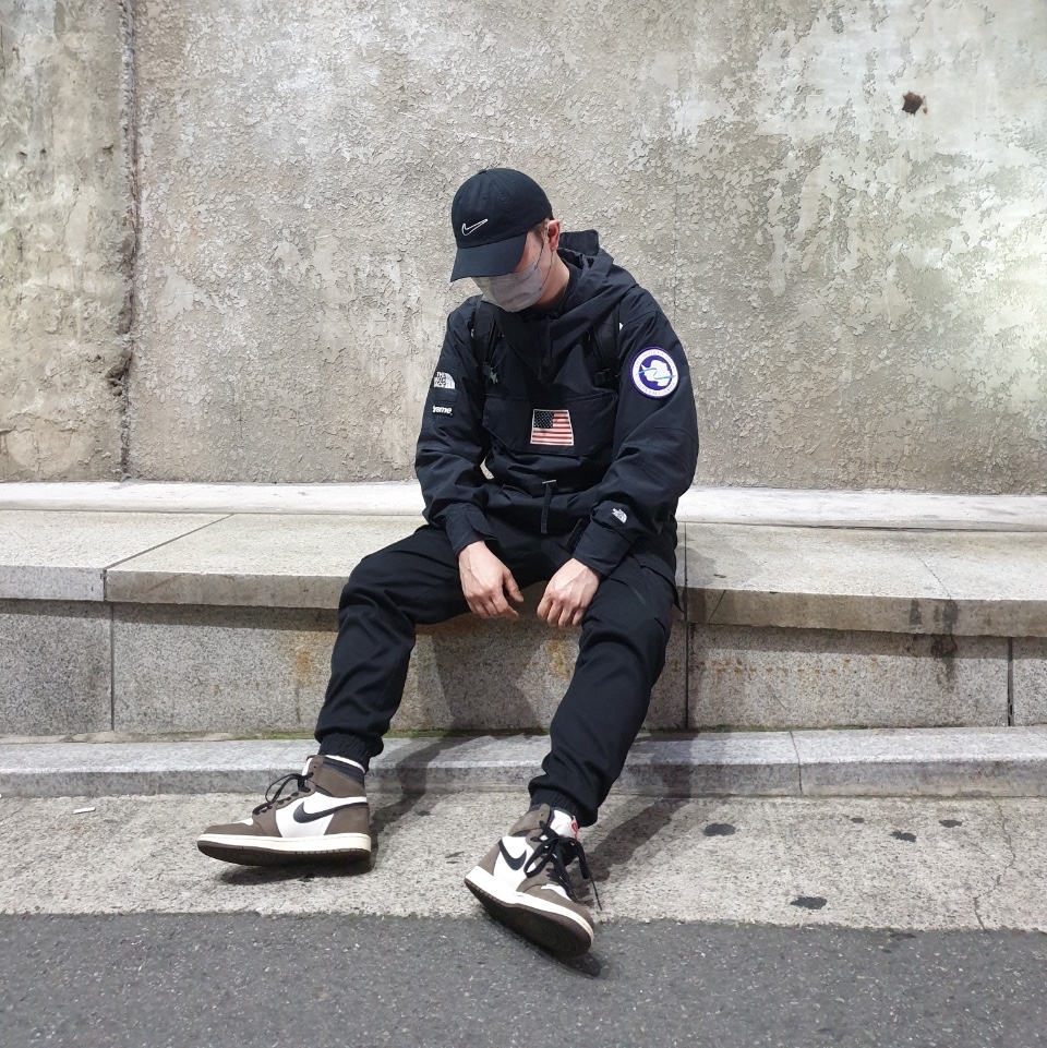 Jordan 1 x Travis Scott Retro High OG SP Mocha, Supreme x The North Face Trans Antarctica Expedition Pullover Jacket Black - 17SS 착용 스타일