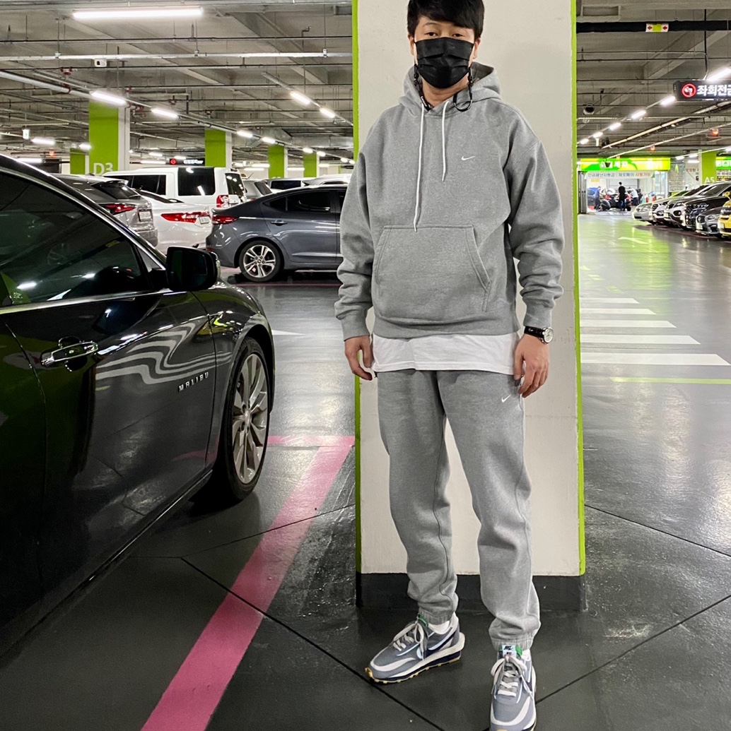 Nike x Sacai x Clot LDWaffle Cool Grey, Nike NRG Solo Swoosh Fleece Hoodie Dark Grey Heather - Asia 착용 스타일