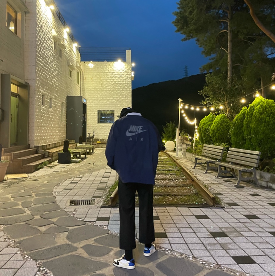 Nike x Kim Jones Reversible Wind Breaker Navy - US/EU, Jordan 1 x Travis Scott x Fragment Retro Low OG SP Military Blue 착용 스타일