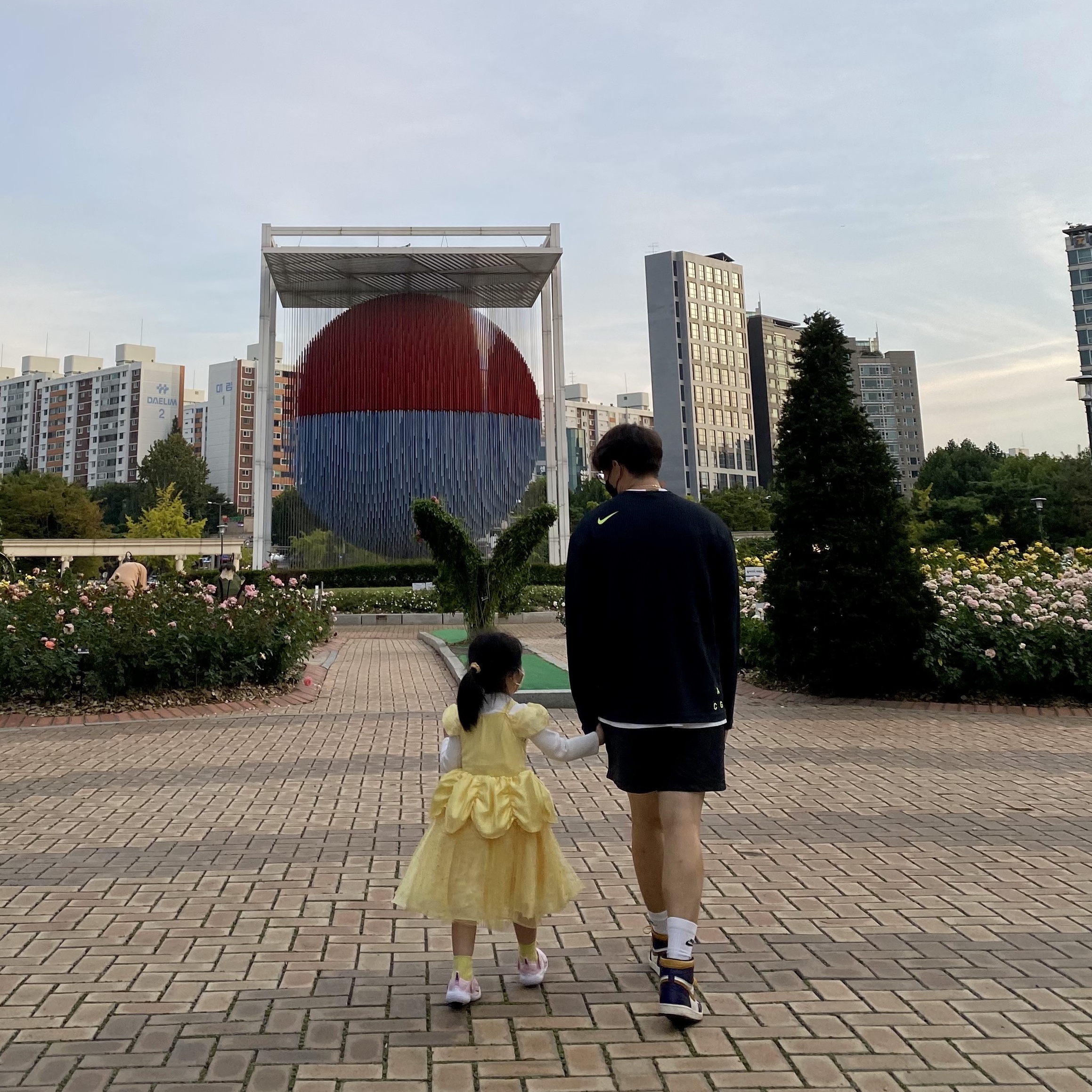 Jordan 1 Retro High OG Defiant SB LA to Chicago, Nike x Fear of God Basketball Shorts Off Noir 착용 스타일
