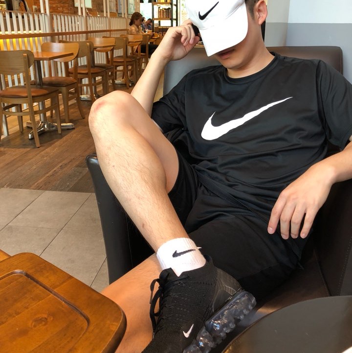 Nike Air VaporMax Flyknit 2 Black White 착용 스타일 - 1