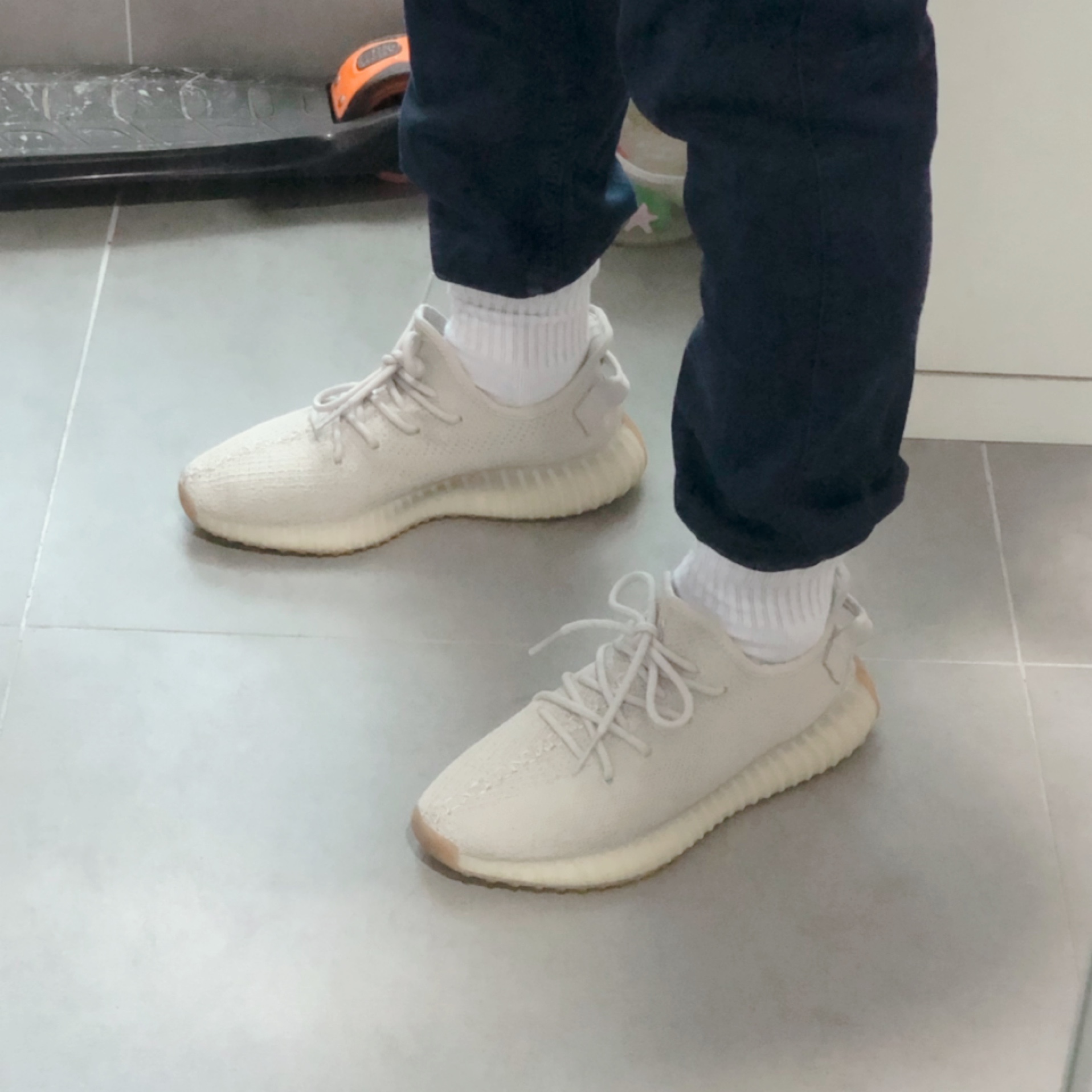 Adidas Yeezy Boost 350 V2 Sesame 2018 착용 스타일 - 2
