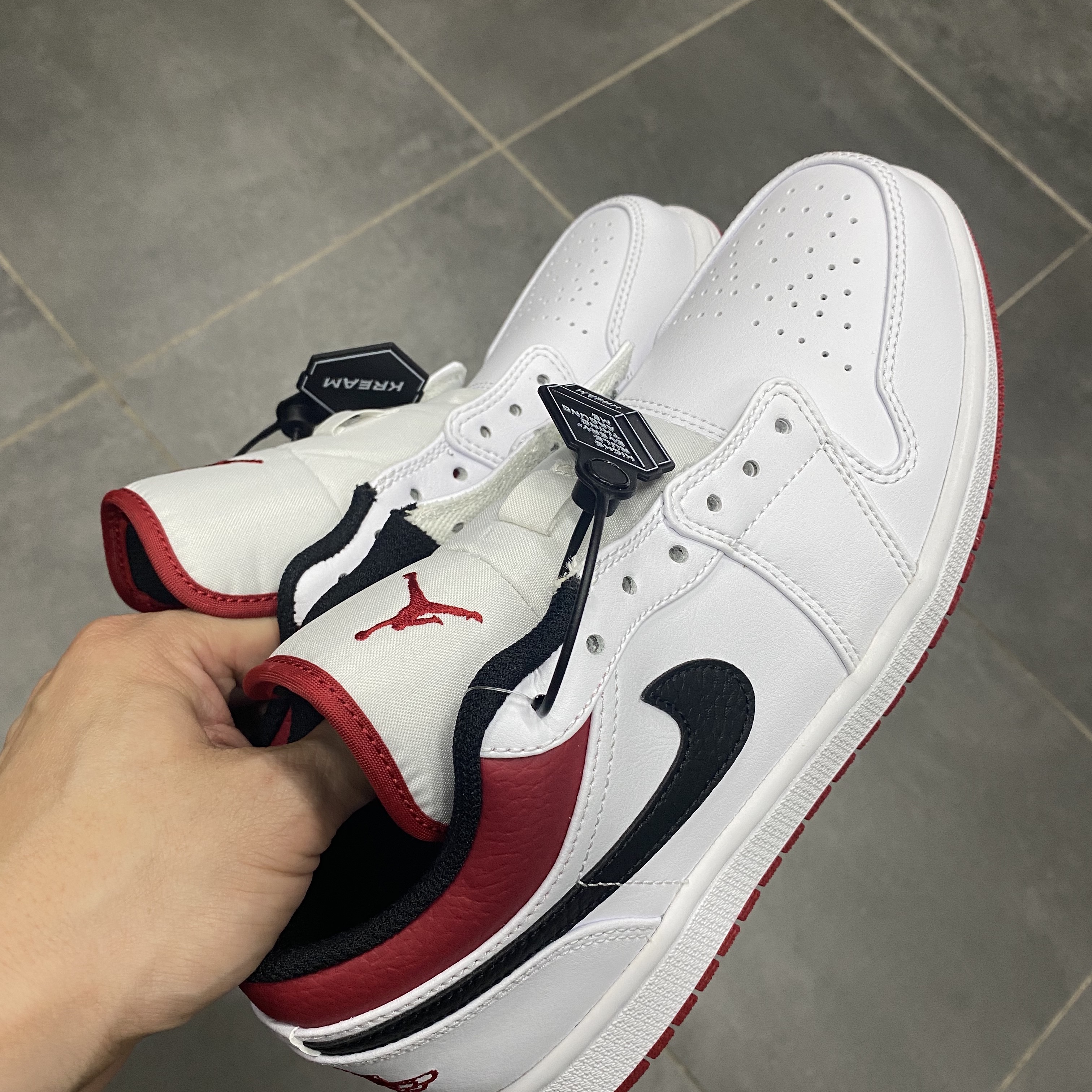 Jordan 1 Low White Red Black 착용 스타일 - 3