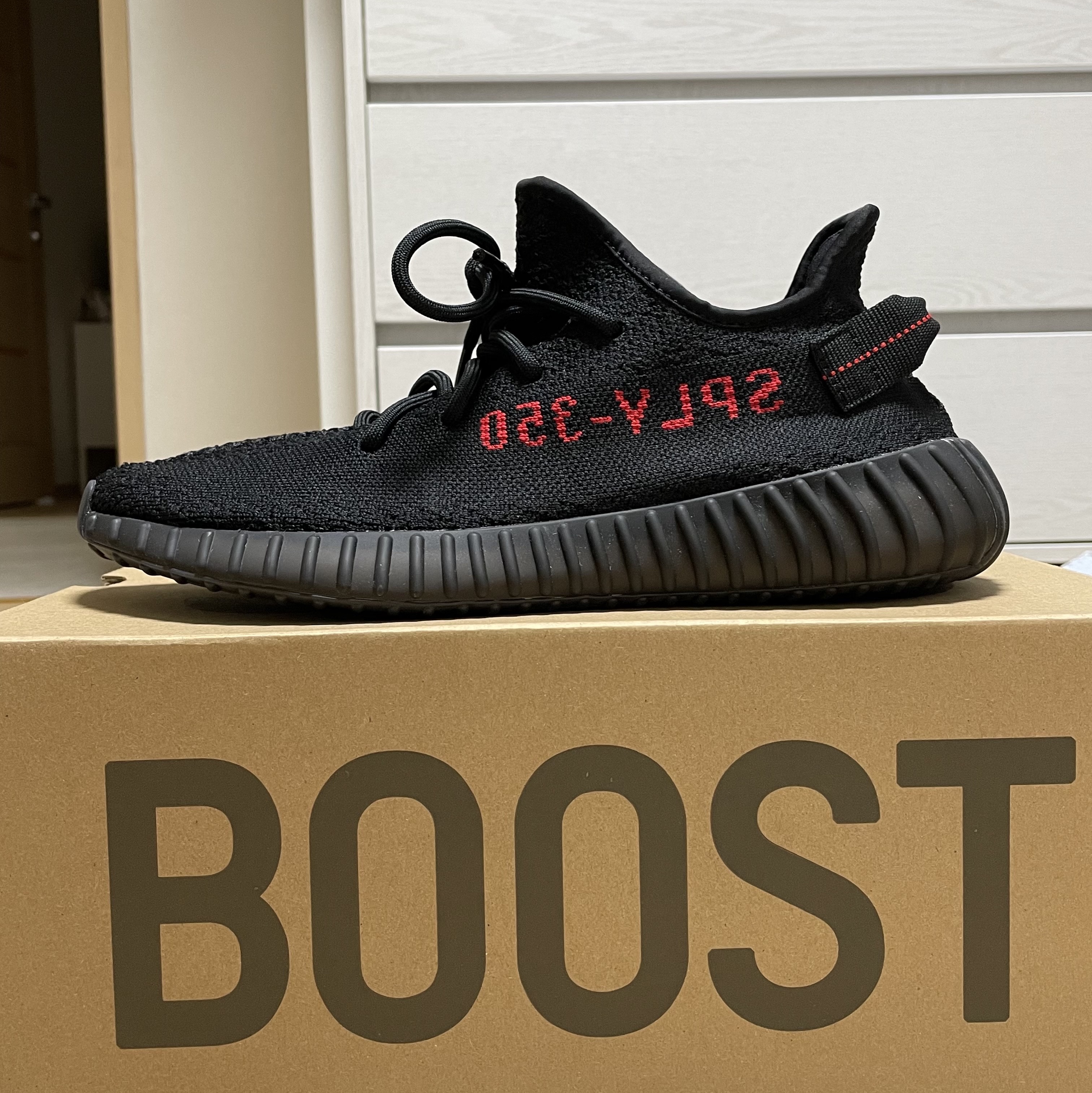 Adidas Yeezy Boost 350 V2 Black Red 2020 착용 스타일
