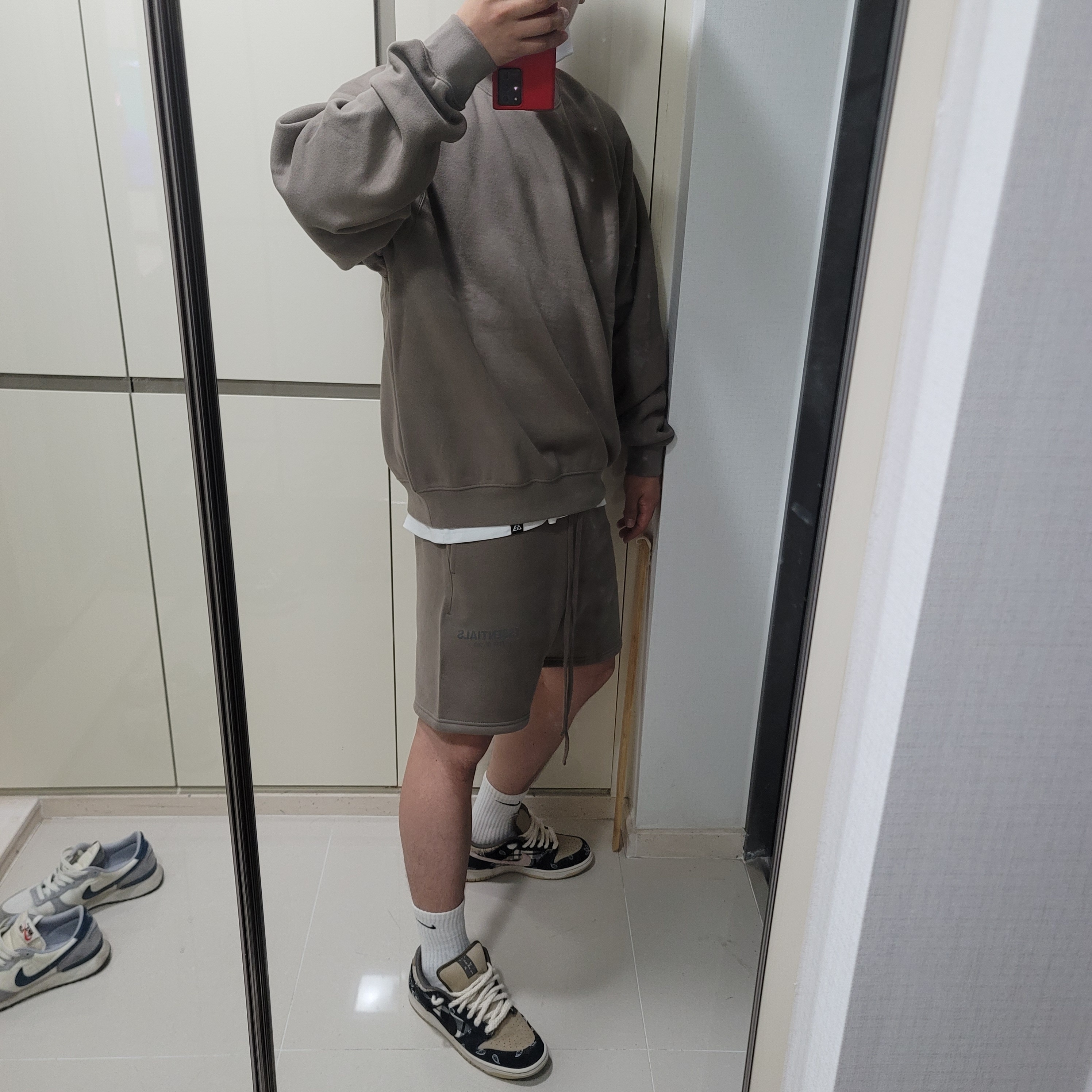 Essentials Pull-Over Crewneck Sweatshirt Taupe - 21SS, Essentials Sweatshorts Taupe - 21SS 착용 스타일 - 1