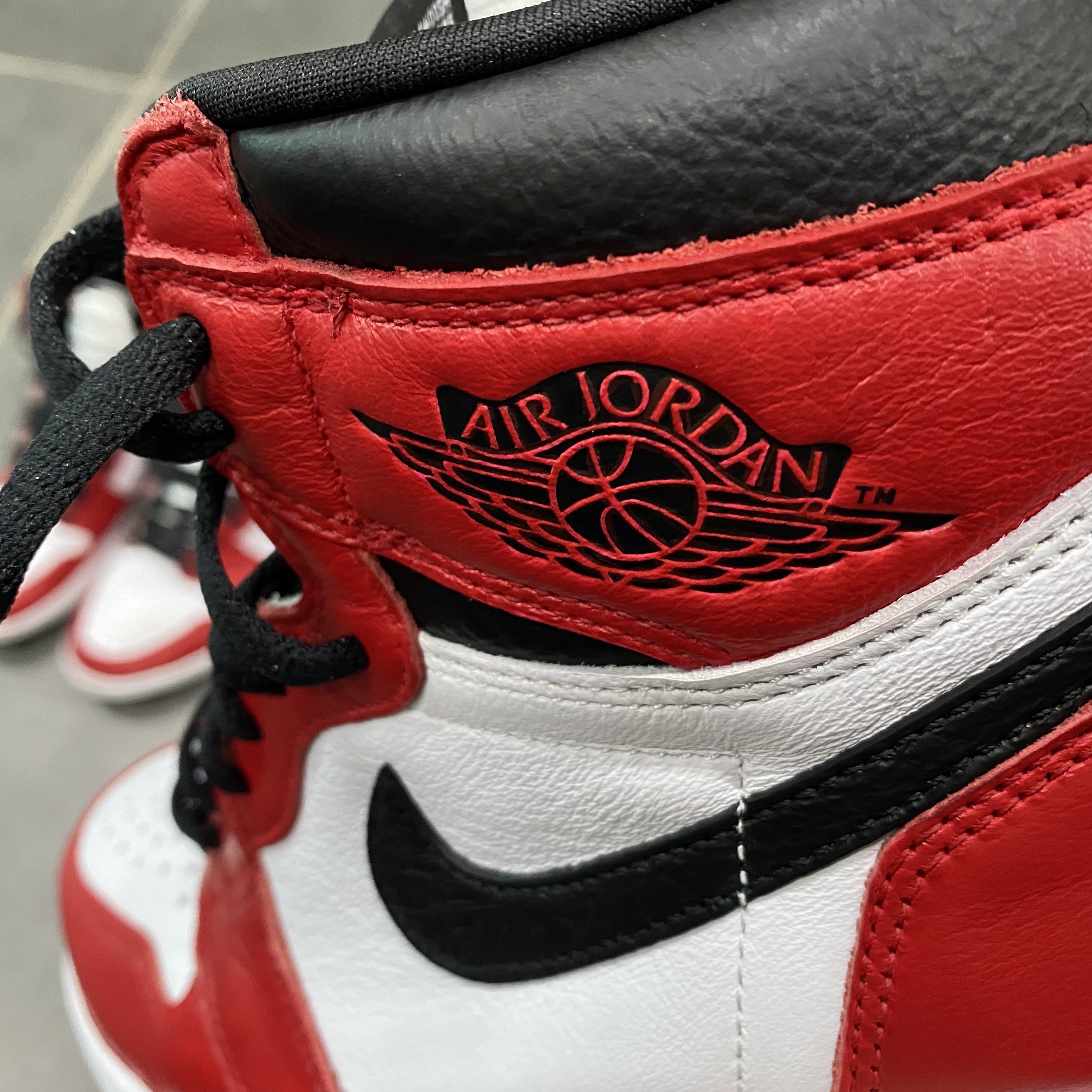 Jordan 1 Retro High OG Light Fusion Red 착용 스타일 - 2