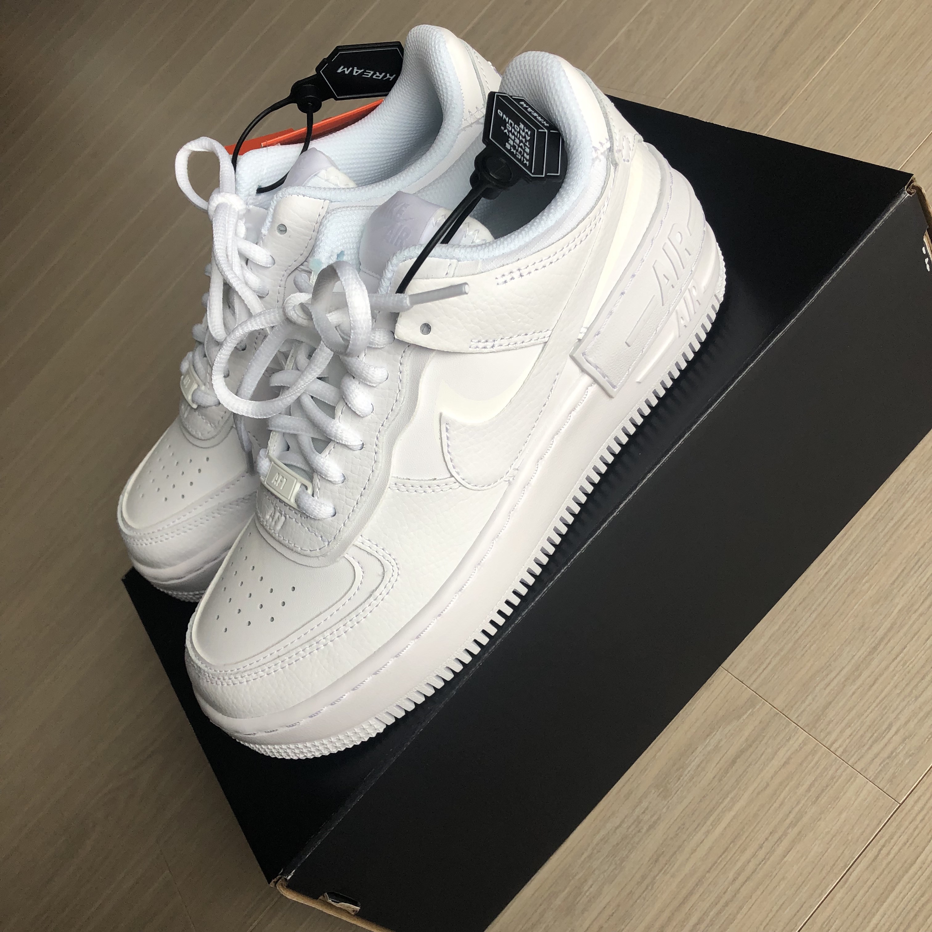 (W) Nike Air Force 1 Shadow Triple White 착용 스타일 - 2