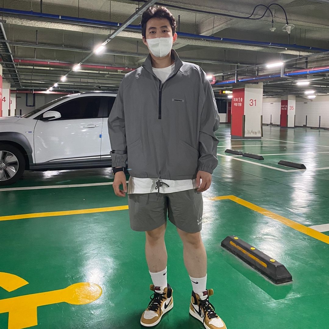 Essentials Track Jacket Silver Reflective - 20SS, IAB Studio Woven Shorts Gray 착용 스타일 - 2