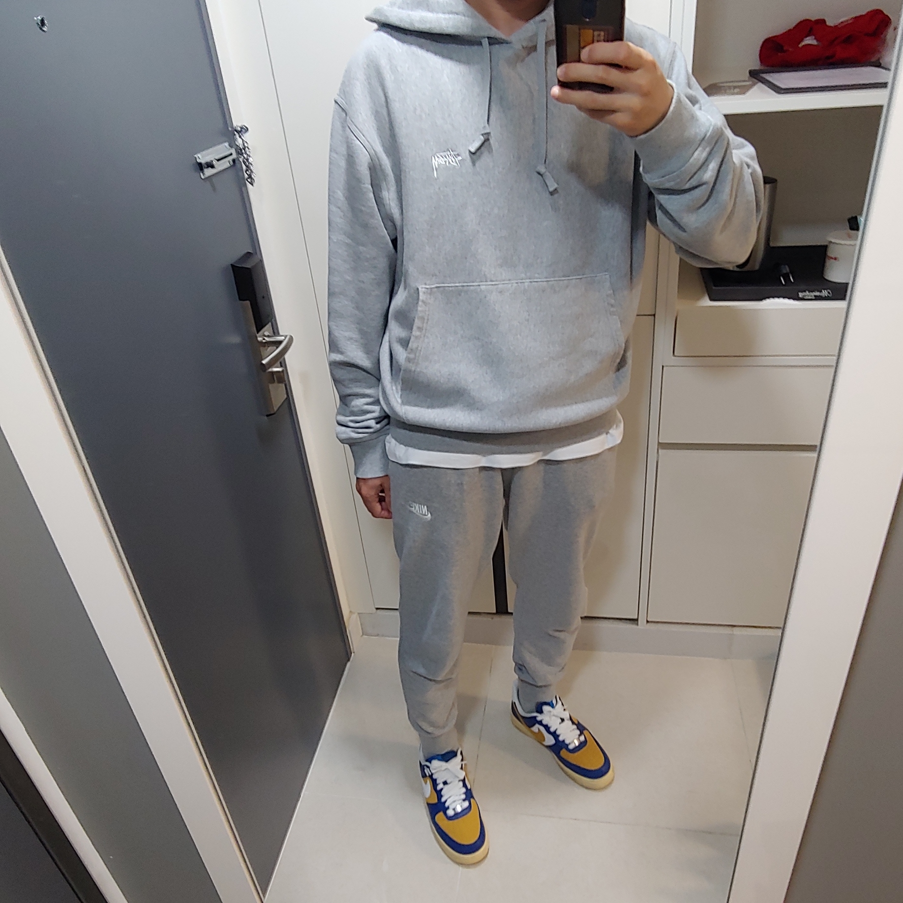 Stussy Overdyed Hoodie Grey Heather 2021, Nike x Undefeated Air Force 1 Low SP 5 On It Court Blue 착용 스타일
