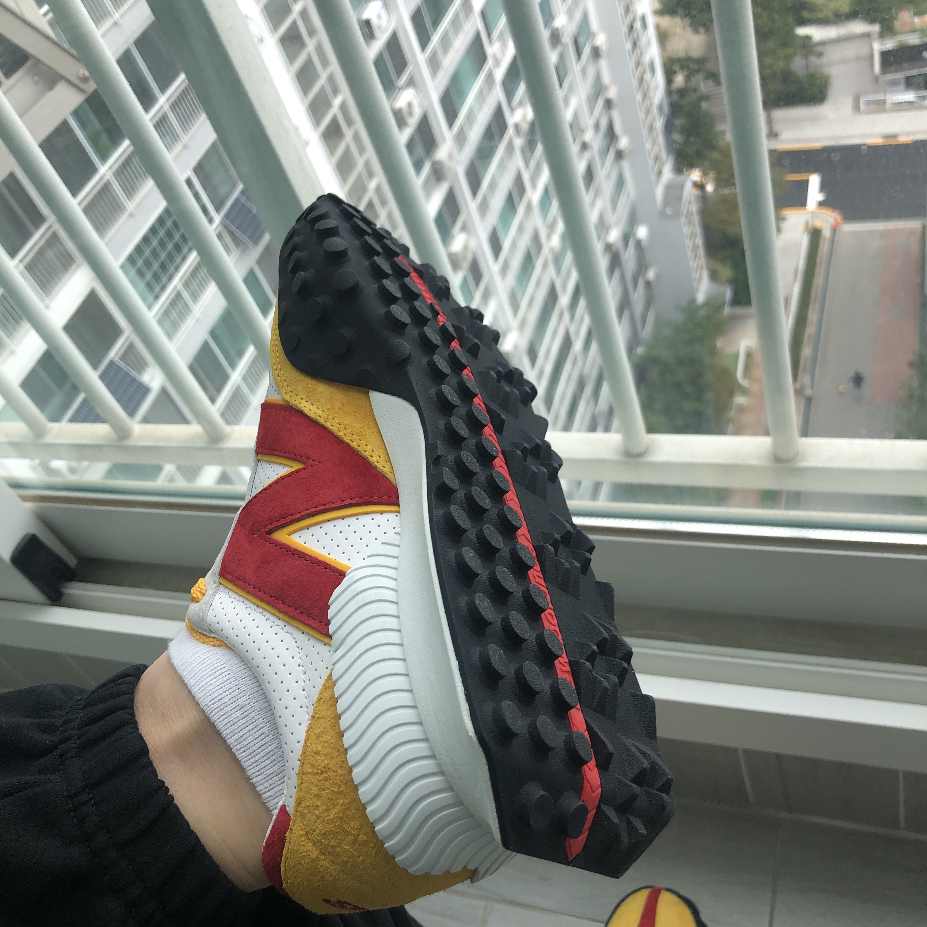 New Balance x Casablanca XC-72 Yellow Samba 착용 스타일 - 3