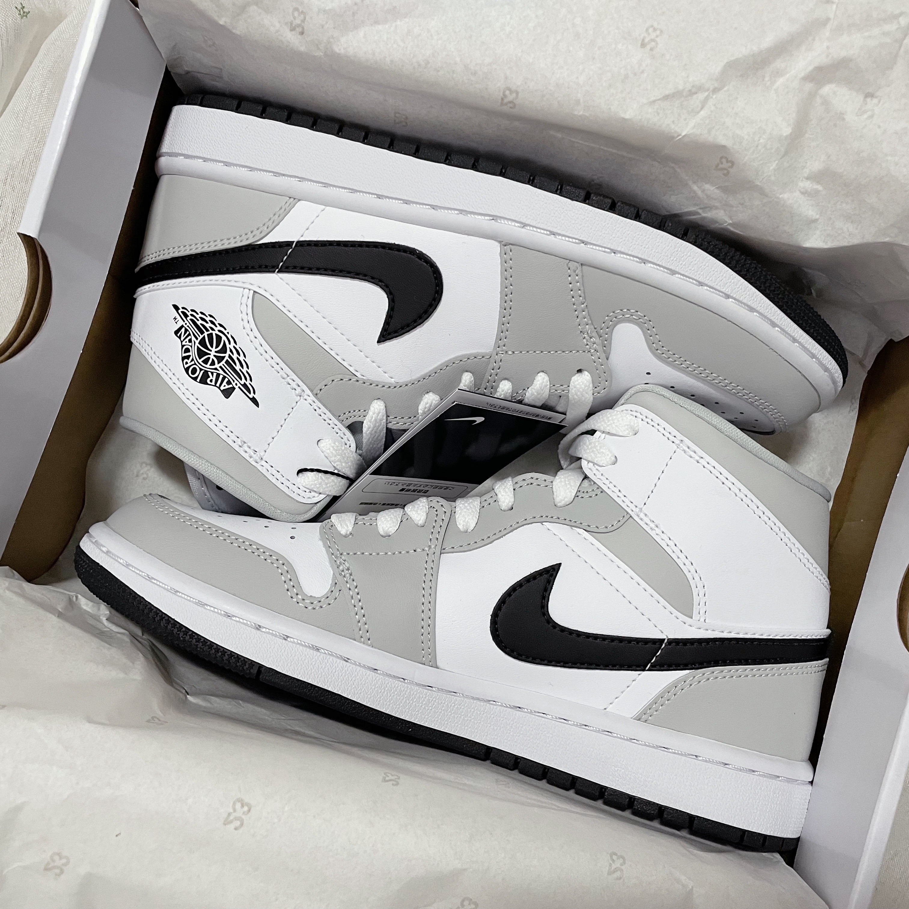 (W) Jordan 1 Mid Grey Fog 착용 스타일 - 1