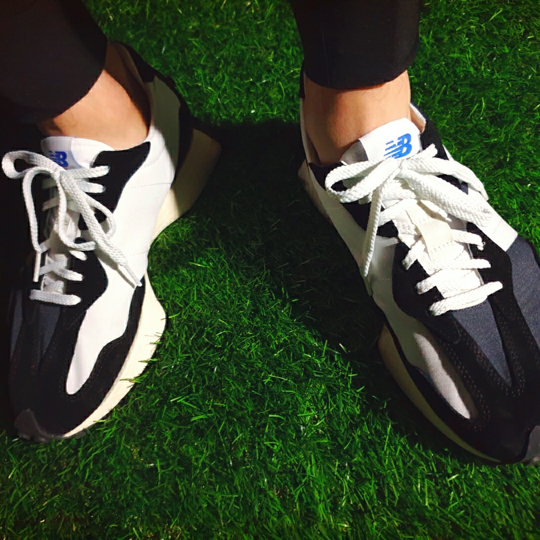 New Balance 327 Black White 착용 스타일 - 4