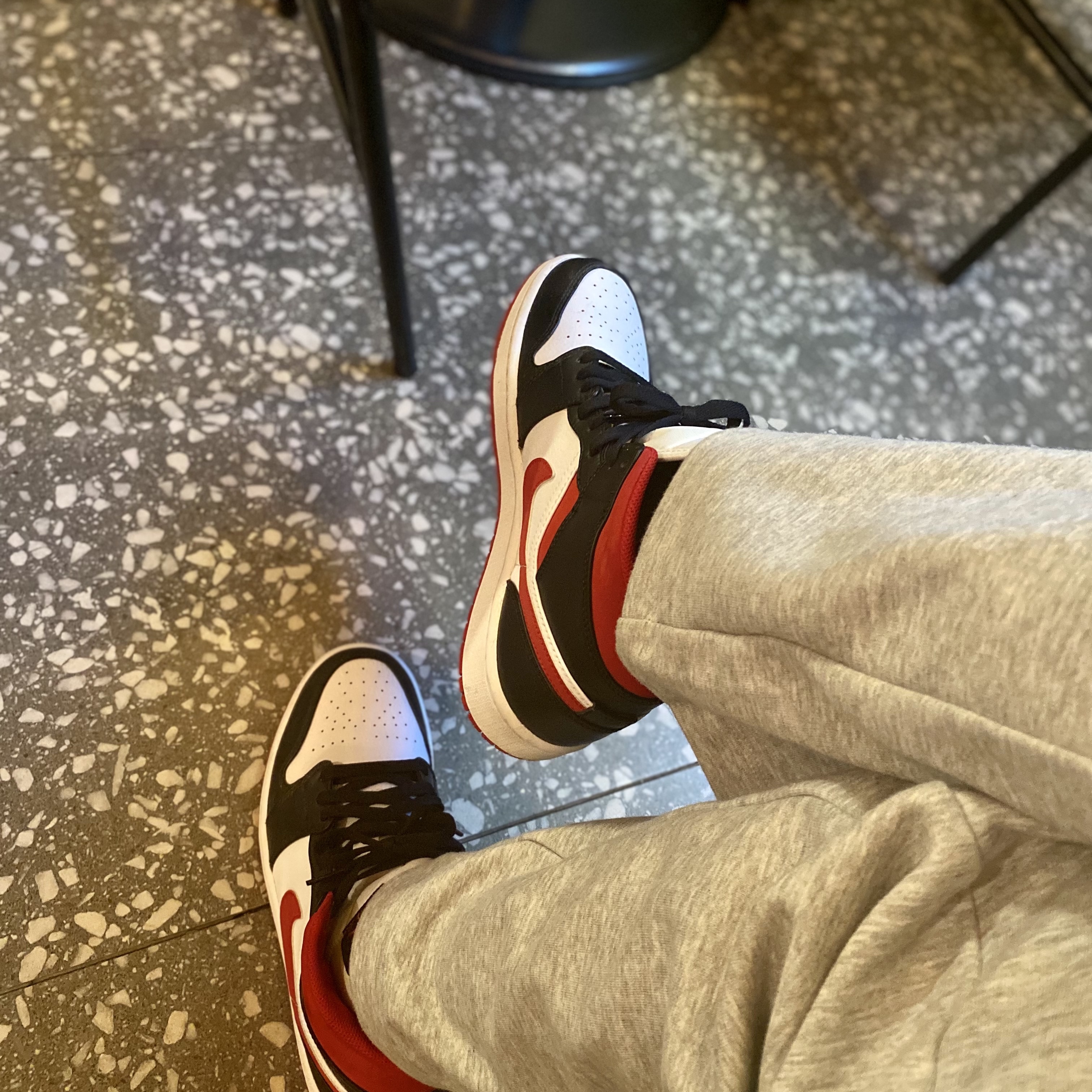 Jordan 1 Mid Gym Red Black White 착용 스타일