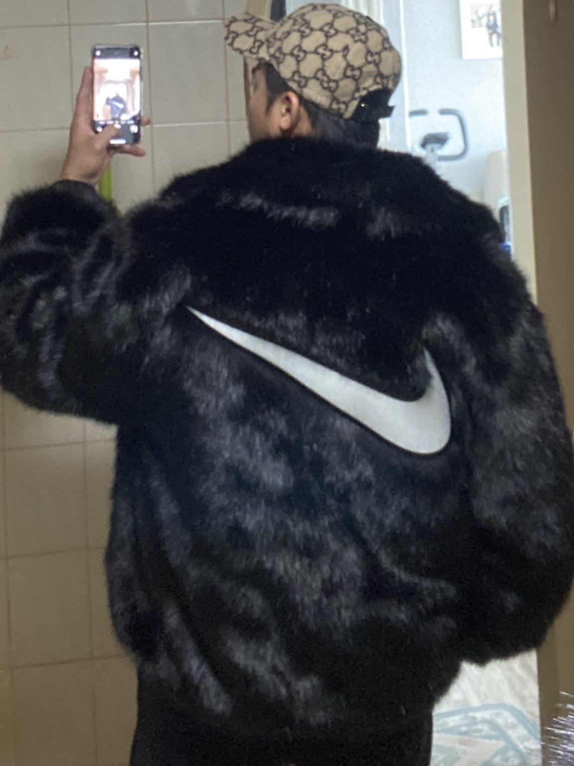 Nike x Off-White Air Force 1 Low Volt, (W) Nike x Ambush Reversible Faux-Fur Coat Black 착용 스타일 - 4