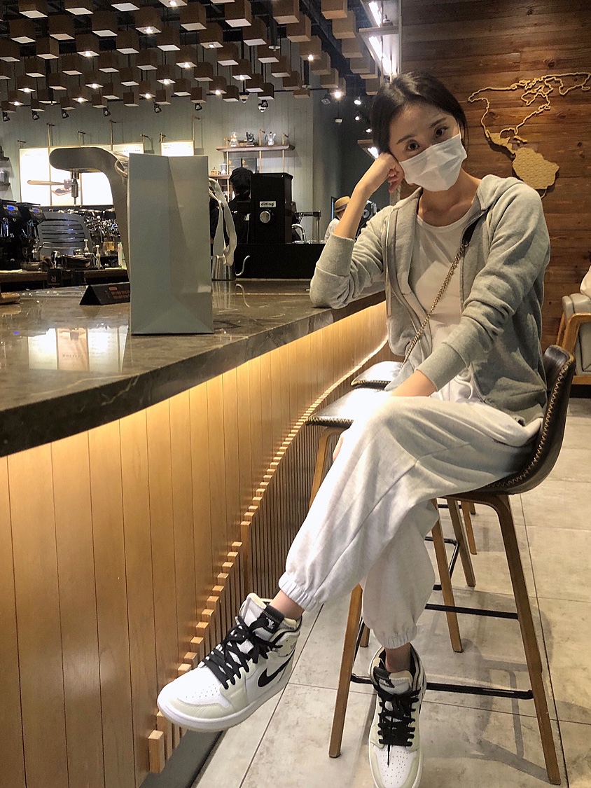 (W) Jordan 1 Zoom Air CMFT Light Bone 착용 스타일
